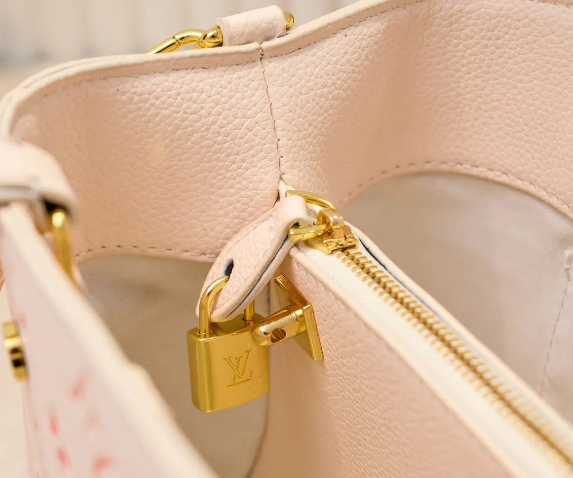 Batch 💰280 Upgraded original N41055 41045 small classic embossed silk screen...Montaigne This handbag is ideal for the energetic business lady. Its three-dimensional shape and sophisticated interior allow it to hold all your daily essentials, while Monogram Empreinte leather adds a touch of elegance. (Length x Height x Width) Small 29x20x13