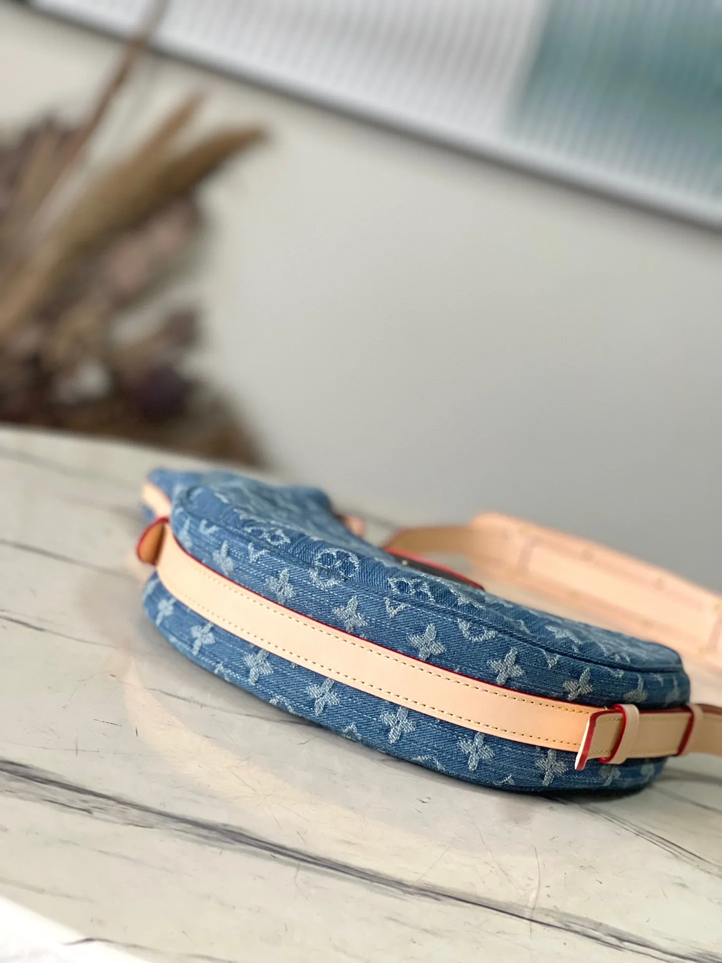 💰1040 Top original order M46856 Denim blue Croissant MM Croissant bag The 2024 early spring series launches the Croissant bag, which looks like the pea bag 20 years ago. The two-piece pea bag is a curved bag, an armpit bag, a shoulder bag, and a small coin purse can also be used as an extra pocket. Monogram Zjh classic canvas adds a more lively and lively feel. The combination is almost perfect! Dimensions: 21 x 7 x 5 cm