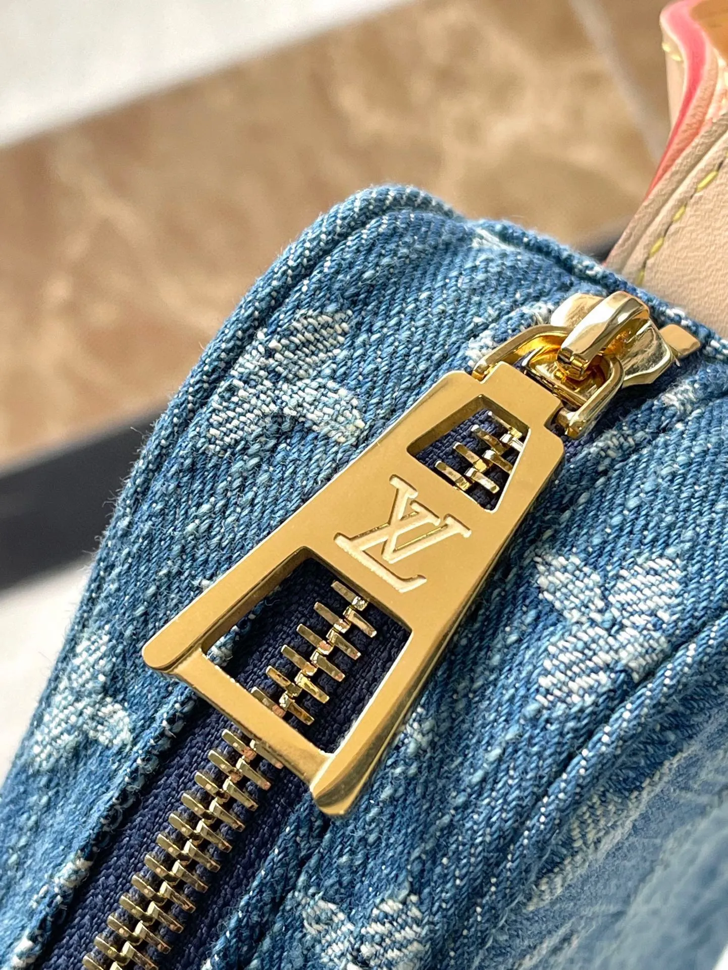 💰1040 Top original order M46856 Denim blue Croissant MM Croissant bag The 2024 early spring series launches the Croissant bag, which looks like the pea bag 20 years ago. The two-piece pea bag is a curved bag, an armpit bag, a shoulder bag, and a small coin purse can also be used as an extra pocket. Monogram Zjh classic canvas adds a more lively and lively feel. The combination is almost perfect! Dimensions: 21 x 7 x 5 cm