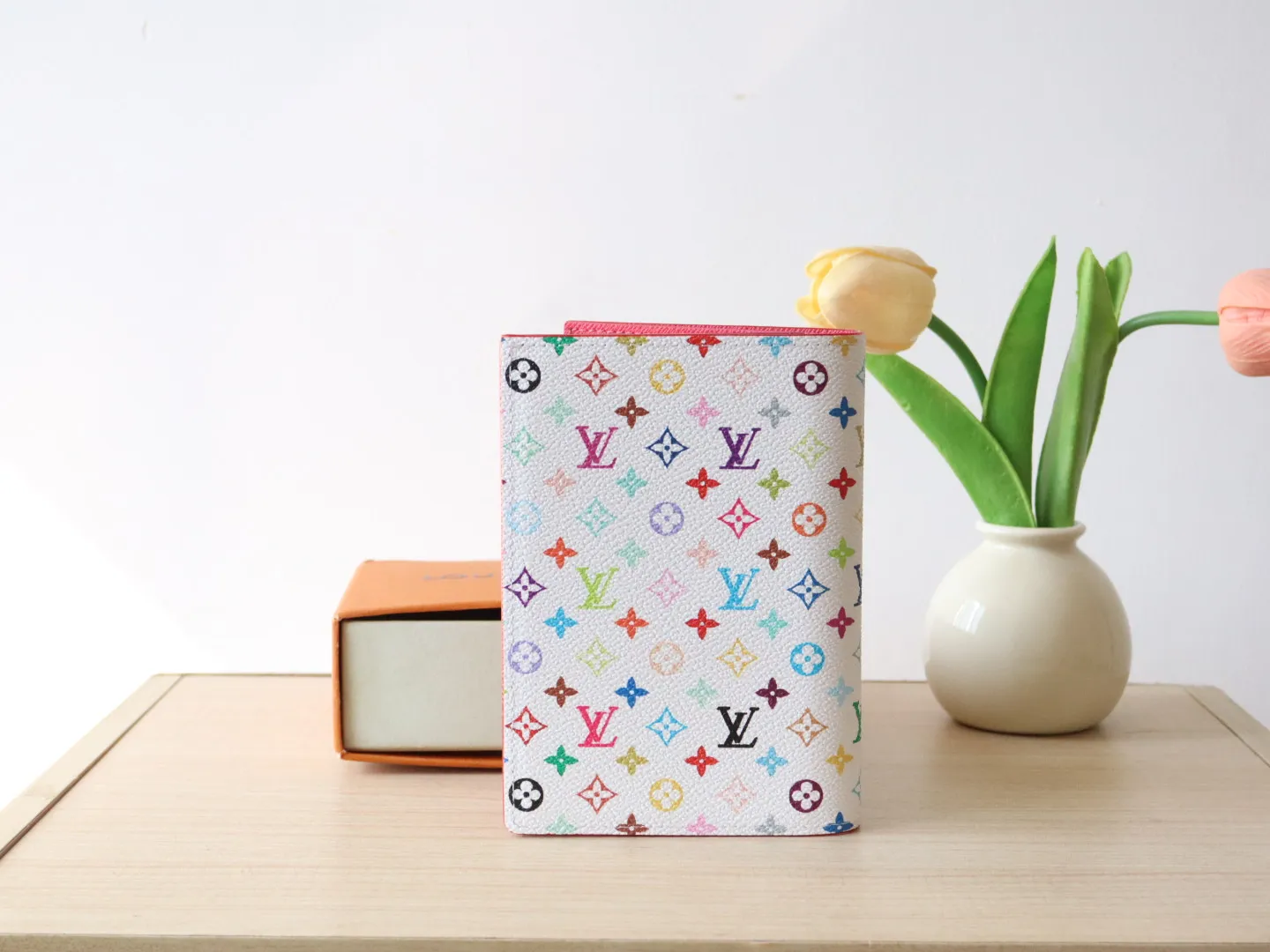 13414 Tricolor Passport 🌟 P86 Top Original LV x TM Passport Case M13414 Black Color (White Color Black Color-Takashi Murakami) This passport cover is lined with coated canvas and cow leather, and the Monogram pattern is renewed with the rainbow tones of artist Takashi Murakami, which expresses the smart style of the Louis Vuitton x Murakami collaboration series. Card compartments and multiple pockets add functional details. Dimensions: 14 x 2.5 x 10 cm