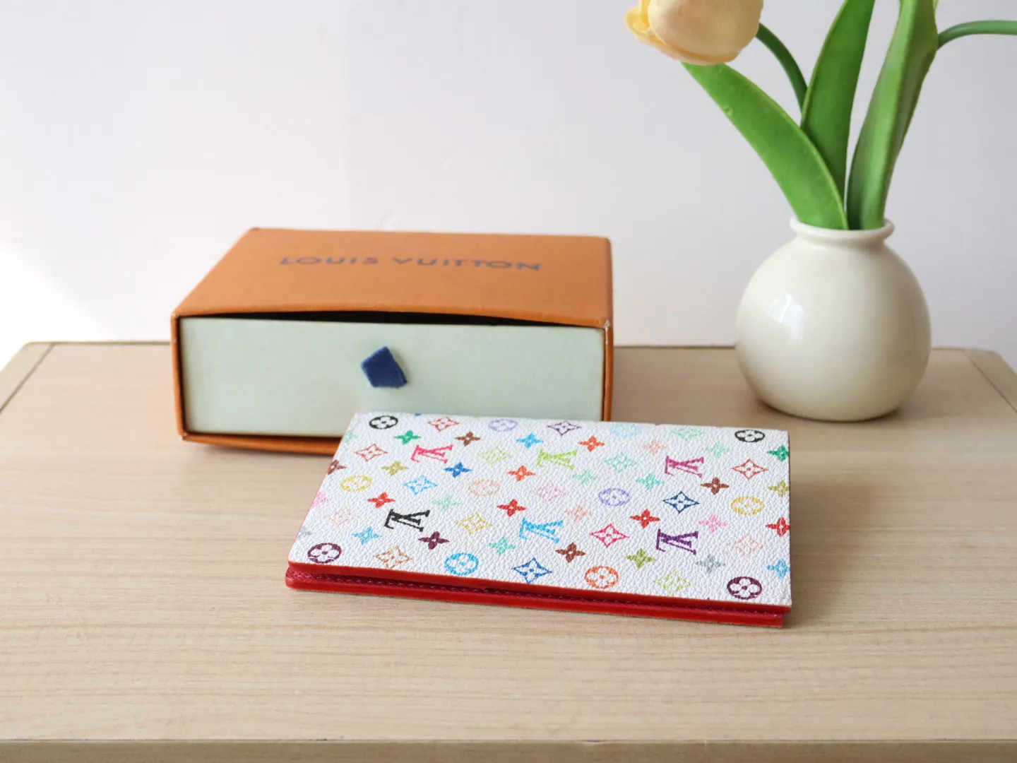 13414 Tricolor Passport 🌟 P86 Top Original LV x TM Passport Case M13414 Black Color (White Color Black Color-Takashi Murakami) This passport cover is lined with coated canvas and cow leather, and the Monogram pattern is renewed with the rainbow tones of artist Takashi Murakami, which expresses the smart style of the Louis Vuitton x Murakami collaboration series. Card compartments and multiple pockets add functional details. Dimensions: 14 x 2.5 x 10 cm