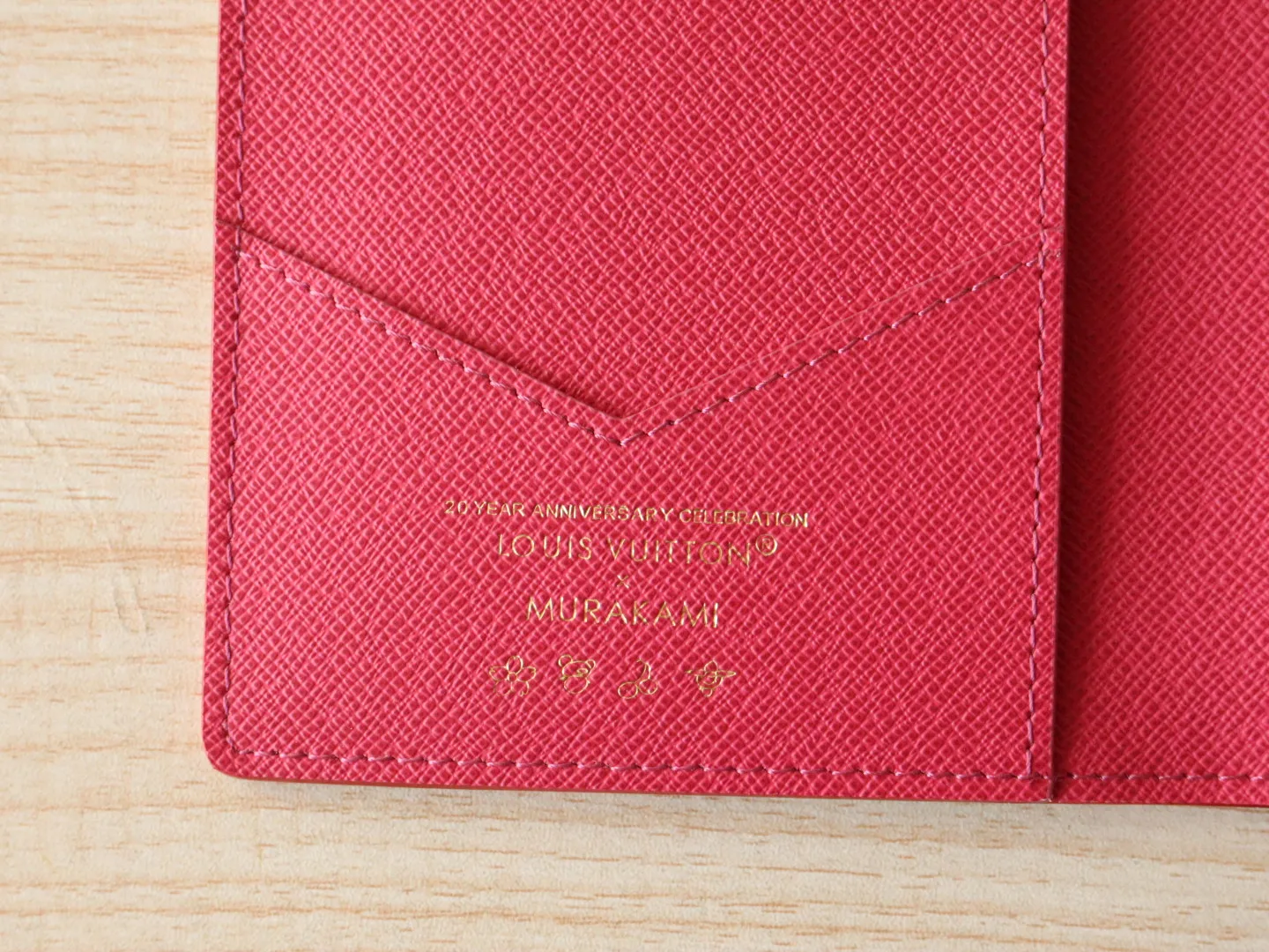 13414 Tricolor Passport 🌟 P86 Top Original LV x TM Passport Case M13414 Black Color (White Color Black Color-Takashi Murakami) This passport cover is lined with coated canvas and cow leather, and the Monogram pattern is renewed with the rainbow tones of artist Takashi Murakami, which expresses the smart style of the Louis Vuitton x Murakami collaboration series. Card compartments and multiple pockets add functional details. Dimensions: 14 x 2.5 x 10 cm