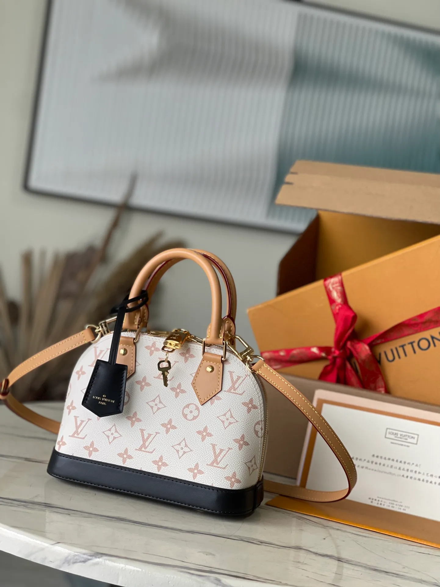 💰940 Top original single M46922 white flower, brand new single-piece Dune canvas, "Alma BB" with modern flavor. The cowhide trim accentuates the beige tones, with fungus leather accents on the handles and straps, and black on the bottom of the bag and keychain. 2 top handles and removable strap allow for a variety of styles. Dimensions: 23.5 x 17.5 x 11.5 cm (length x height x width)