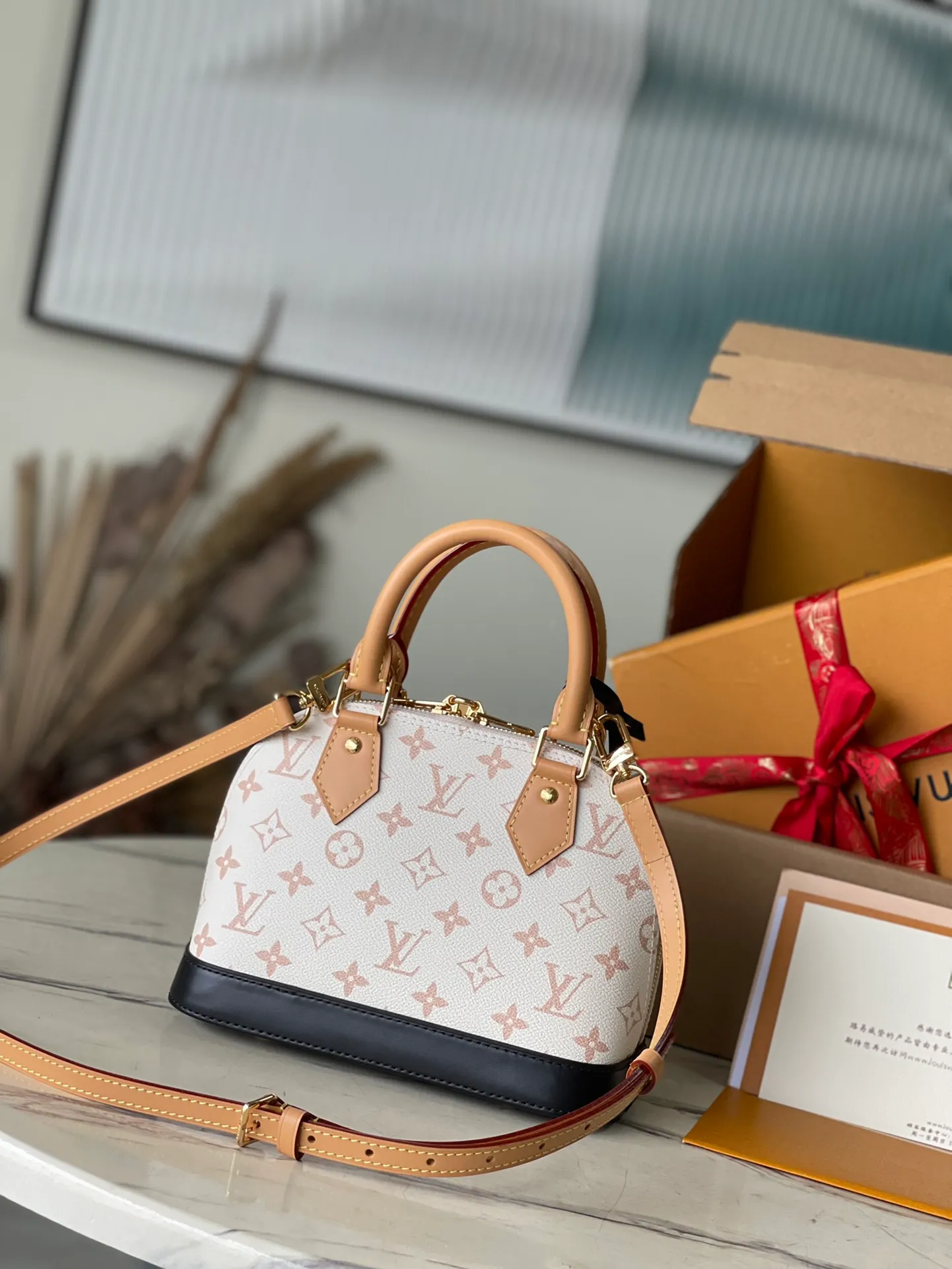 💰940 Top original single M46922 white flower, brand new single-piece Dune canvas, "Alma BB" with modern flavor. The cowhide trim accentuates the beige tones, with fungus leather accents on the handles and straps, and black on the bottom of the bag and keychain. 2 top handles and removable strap allow for a variety of styles. Dimensions: 23.5 x 17.5 x 11.5 cm (length x height x width)