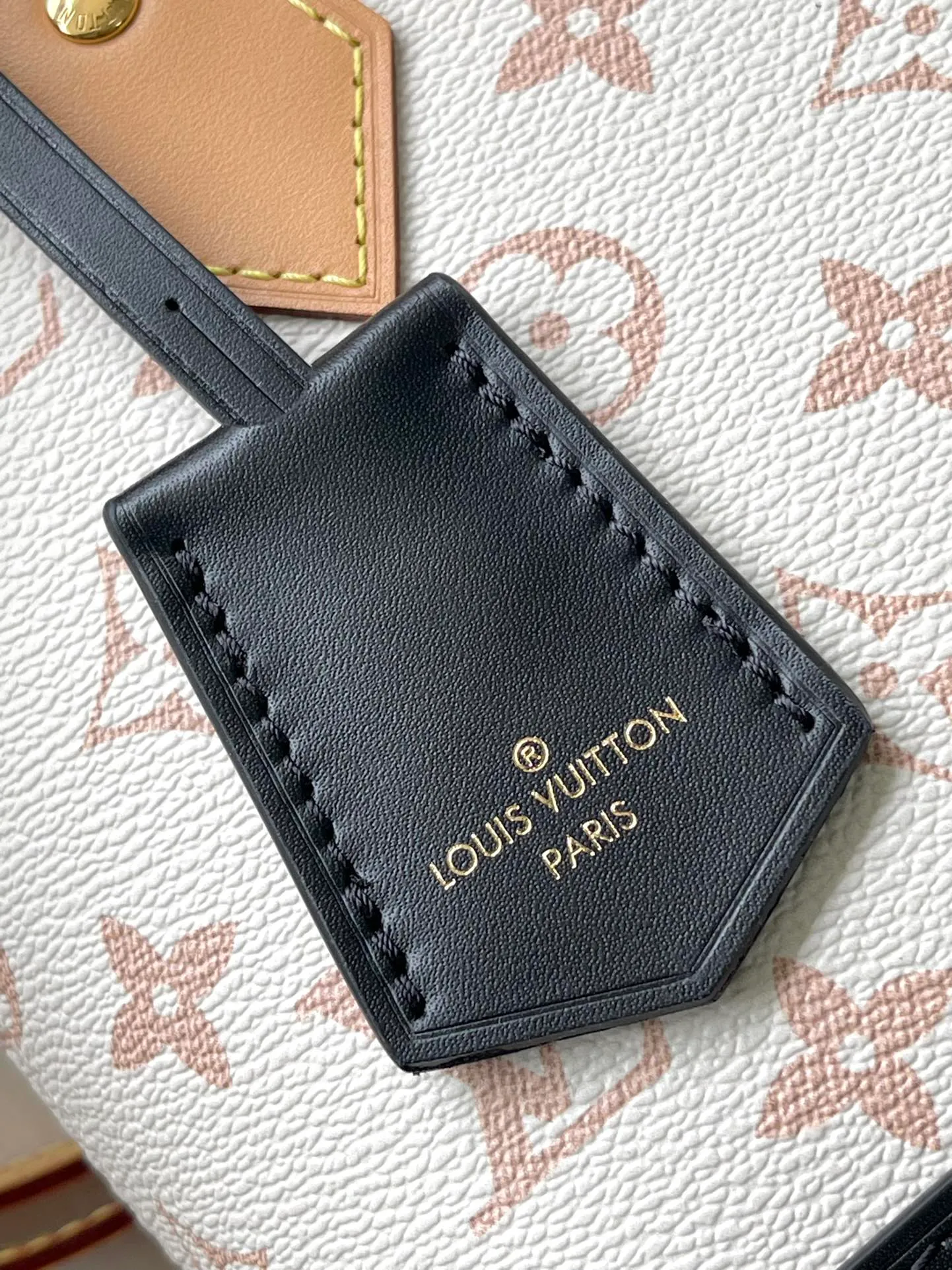 💰940 Top original single M46922 white flower, brand new single-piece Dune canvas, "Alma BB" with modern flavor. The cowhide trim accentuates the beige tones, with fungus leather accents on the handles and straps, and black on the bottom of the bag and keychain. 2 top handles and removable strap allow for a variety of styles. Dimensions: 23.5 x 17.5 x 11.5 cm (length x height x width)