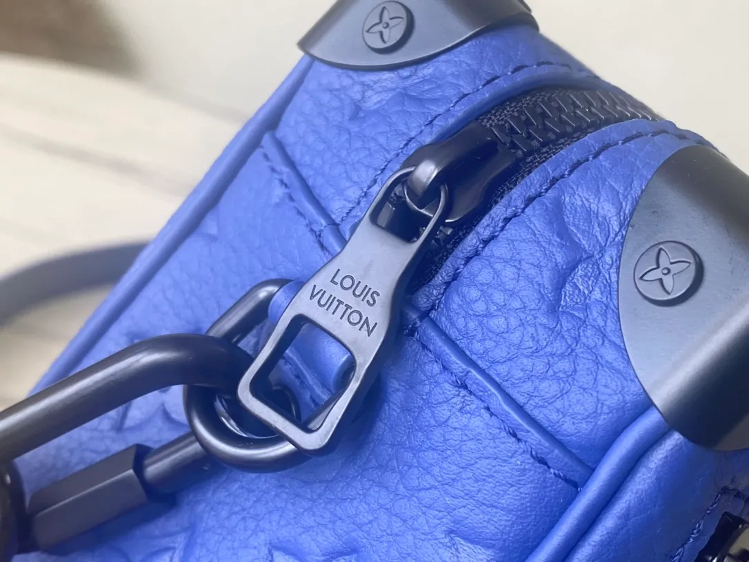 💰980 (top-grain leather) top original order M82558 blue full leather embossed box bag series Mini Soft Trunk handbag This Mini Soft Trunk handbag is made of soft Taurillon leather, just like a miniature version of Louis Vuitton's traditional hard box. The chain and leather are connected into an adjustable shoulder strap, which cleverly echoes the chain on the zipper puller of the outer bag. Dimensions: 18.5 x 13.0 x 8.0 cm