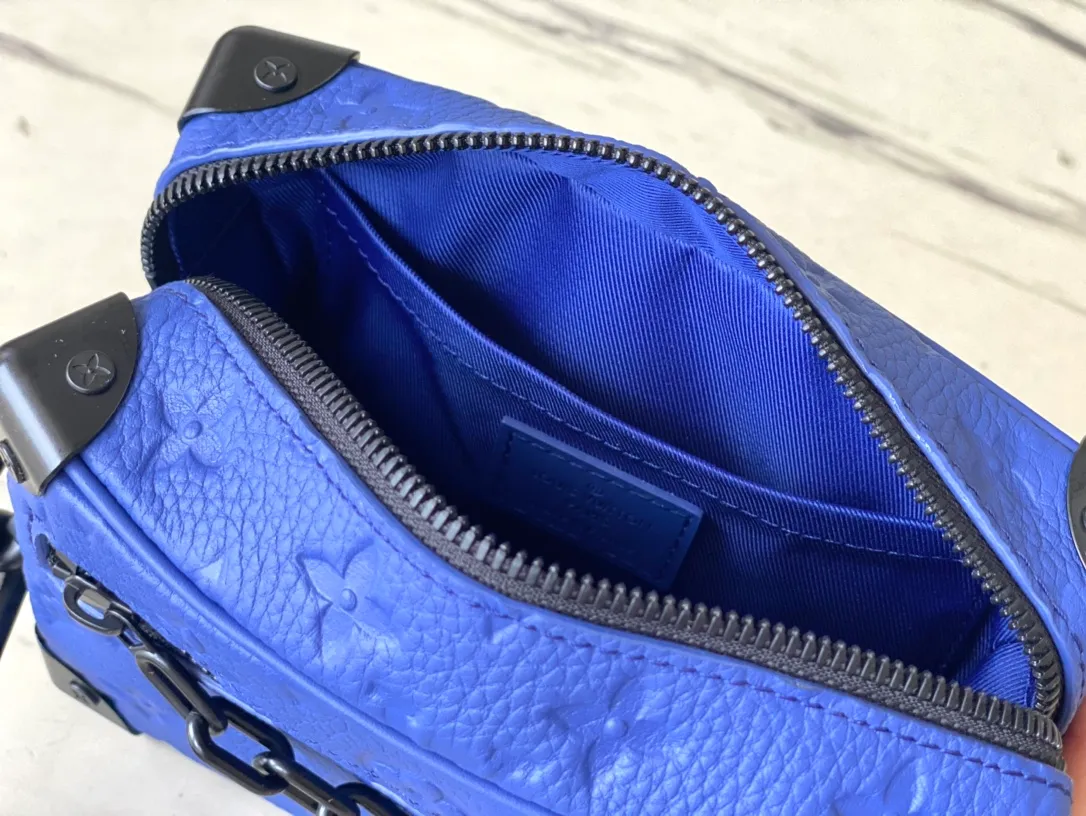💰980 (top-grain leather) top original order M82558 blue full leather embossed box bag series Mini Soft Trunk handbag This Mini Soft Trunk handbag is made of soft Taurillon leather, just like a miniature version of Louis Vuitton's traditional hard box. The chain and leather are connected into an adjustable shoulder strap, which cleverly echoes the chain on the zipper puller of the outer bag. Dimensions: 18.5 x 13.0 x 8.0 cm