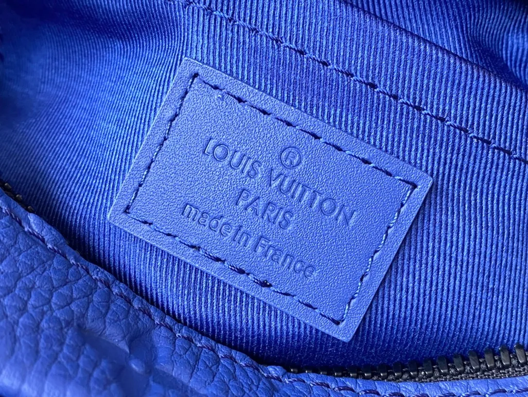 💰980 (top-grain leather) top original order M82558 blue full leather embossed box bag series Mini Soft Trunk handbag This Mini Soft Trunk handbag is made of soft Taurillon leather, just like a miniature version of Louis Vuitton's traditional hard box. The chain and leather are connected into an adjustable shoulder strap, which cleverly echoes the chain on the zipper puller of the outer bag. Dimensions: 18.5 x 13.0 x 8.0 cm