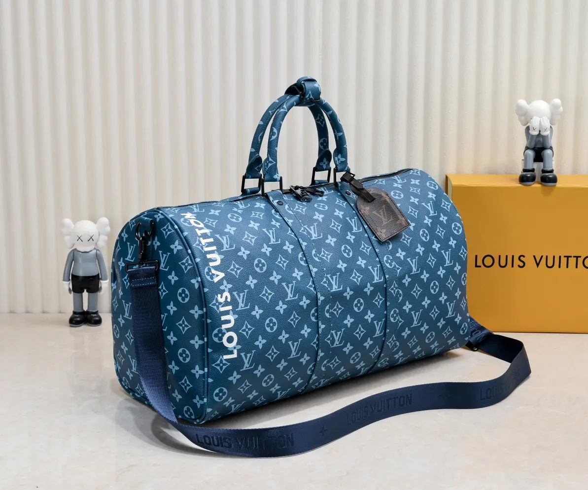 ¥420💰 Exclusive real shot-upgraded version ‼ ️Real shot M23963 green 41416 This Keepall Bandoulière 50 travel bag comes from the Monogram Tones series. It uses fresh autumn colors and bright Monogram patterns to inject trendy style into Monogram canvas. The vertical Louis Vuitton logo is marked with the brand's imprint, and the detachable and adjustable shoulder strap makes it comfortable to carry on the shoulder. 50 29 22 cm (Length x Height x Width) • Monogram coated canvas • Monogram canvas trim • Textile lining • Metal hardware • Carry-on luggage dimensions • Double zipper closure • Double zipper padlock closure • Internal zip pocket • Removable leather name tag • Shoulder strap: removable, adjustable • Strap half length: 36.0 cm • Strap half length adjustable to: 50.0 cm • Handle: double handle