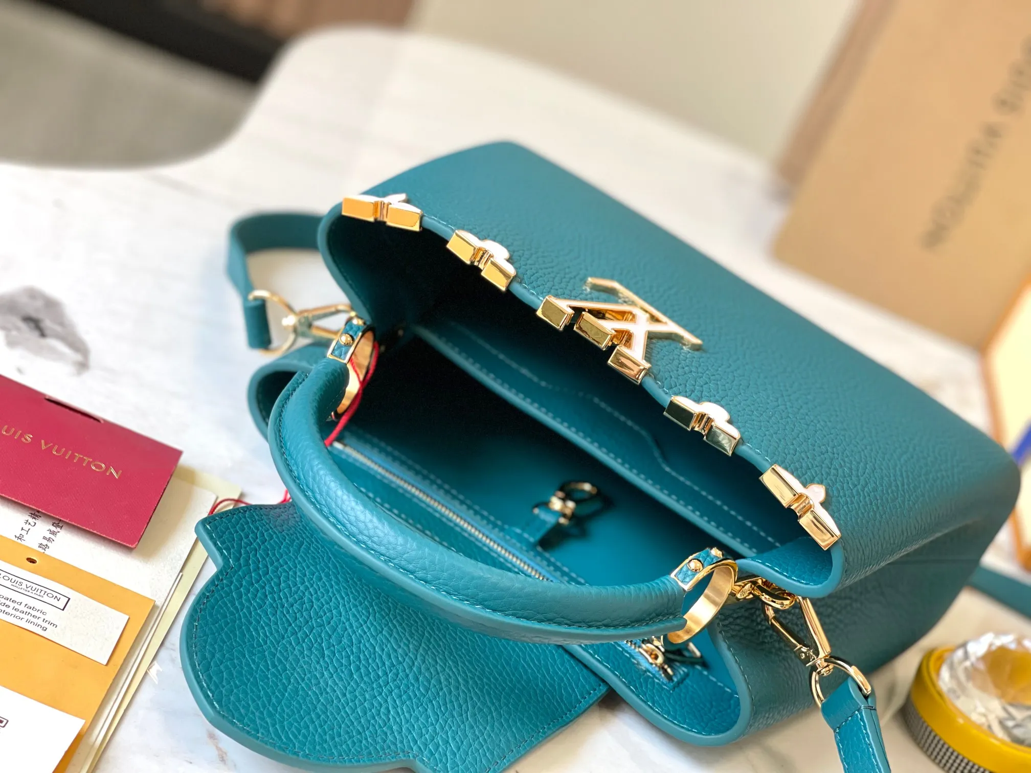 p2700 [Special quality original leather💋 M23332 lake blue and white shell hardware] Capucines medium handbag, this Capucines Flower Crown handbag is made of full-grain Taurillon leather embellished with Monogram flowers. Each flower is shaped by exquisite shells. The LV logo and flowers echo each other, giving this soft handbag a jewel-like luster. Use the detachable shoulder strap cleverly to switch between shoulder and crossbody styles! Size: 31.5 * 20 * 11Cm