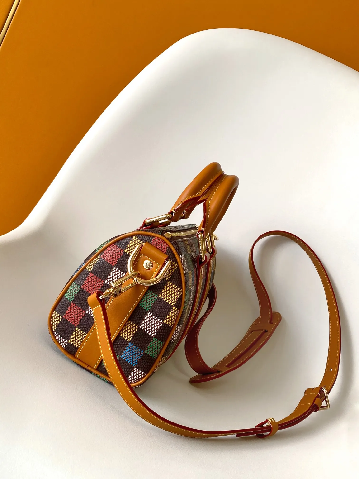 💰980 Top Original M00148 M00105 Gradient Plaid Pillow Bag This Keepall 25 handbag is made of Monogram Eclipse Reverse canvas, showing an elegant reinterpretation of Louis Vuitton's classic pattern. The reinforced straps and leather nameplate continue the iconic elements of the Keepall series, and the zipper closure keeps personal items safe and secure. Dimensions: 25.0 x 15.0 x 11.0cm (Length x Height x Width)