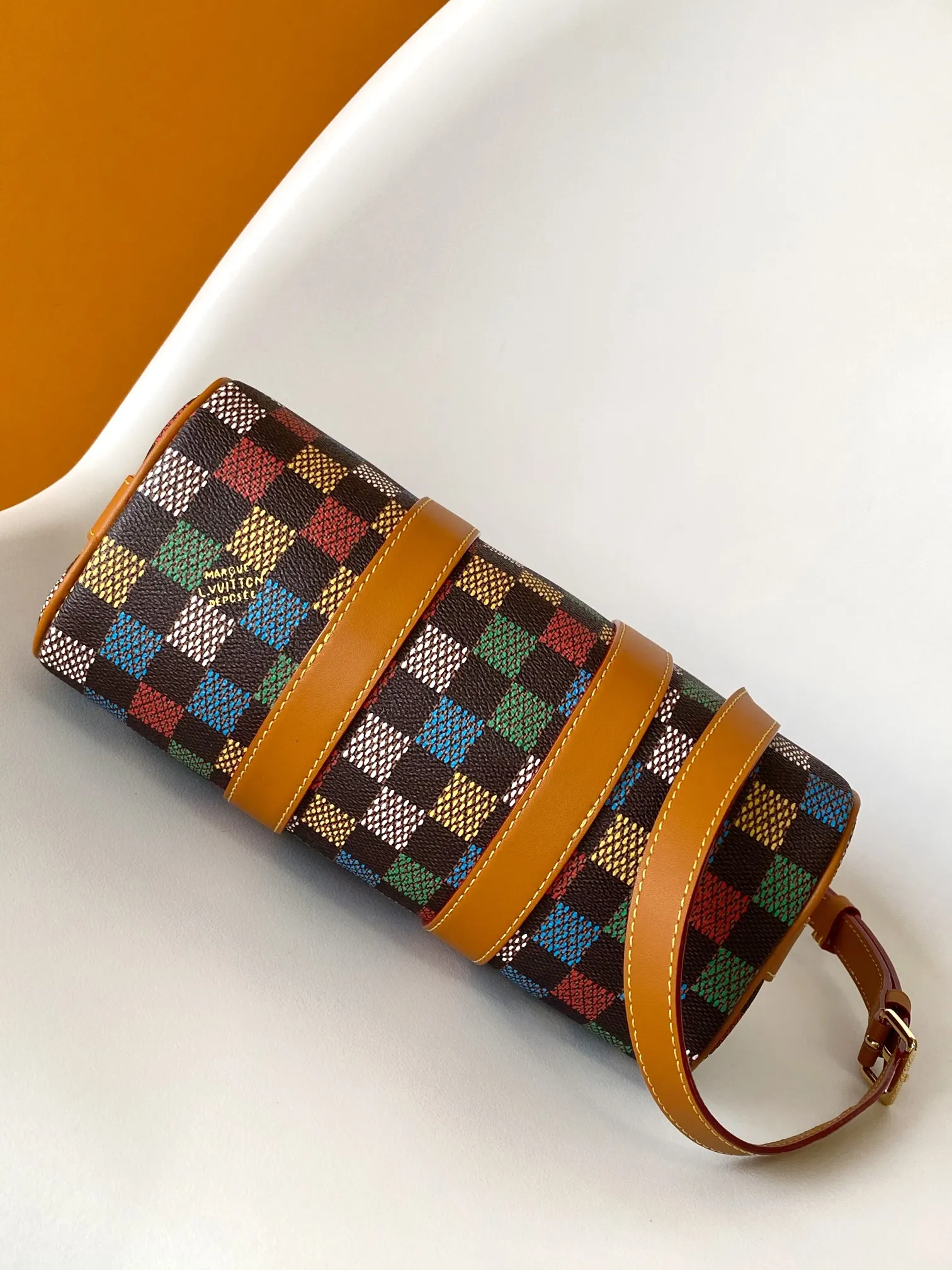 💰980 Top Original M00148 M00105 Gradient Plaid Pillow Bag This Keepall 25 handbag is made of Monogram Eclipse Reverse canvas, showing an elegant reinterpretation of Louis Vuitton's classic pattern. The reinforced straps and leather nameplate continue the iconic elements of the Keepall series, and the zipper closure keeps personal items safe and secure. Dimensions: 25.0 x 15.0 x 11.0cm (Length x Height x Width)