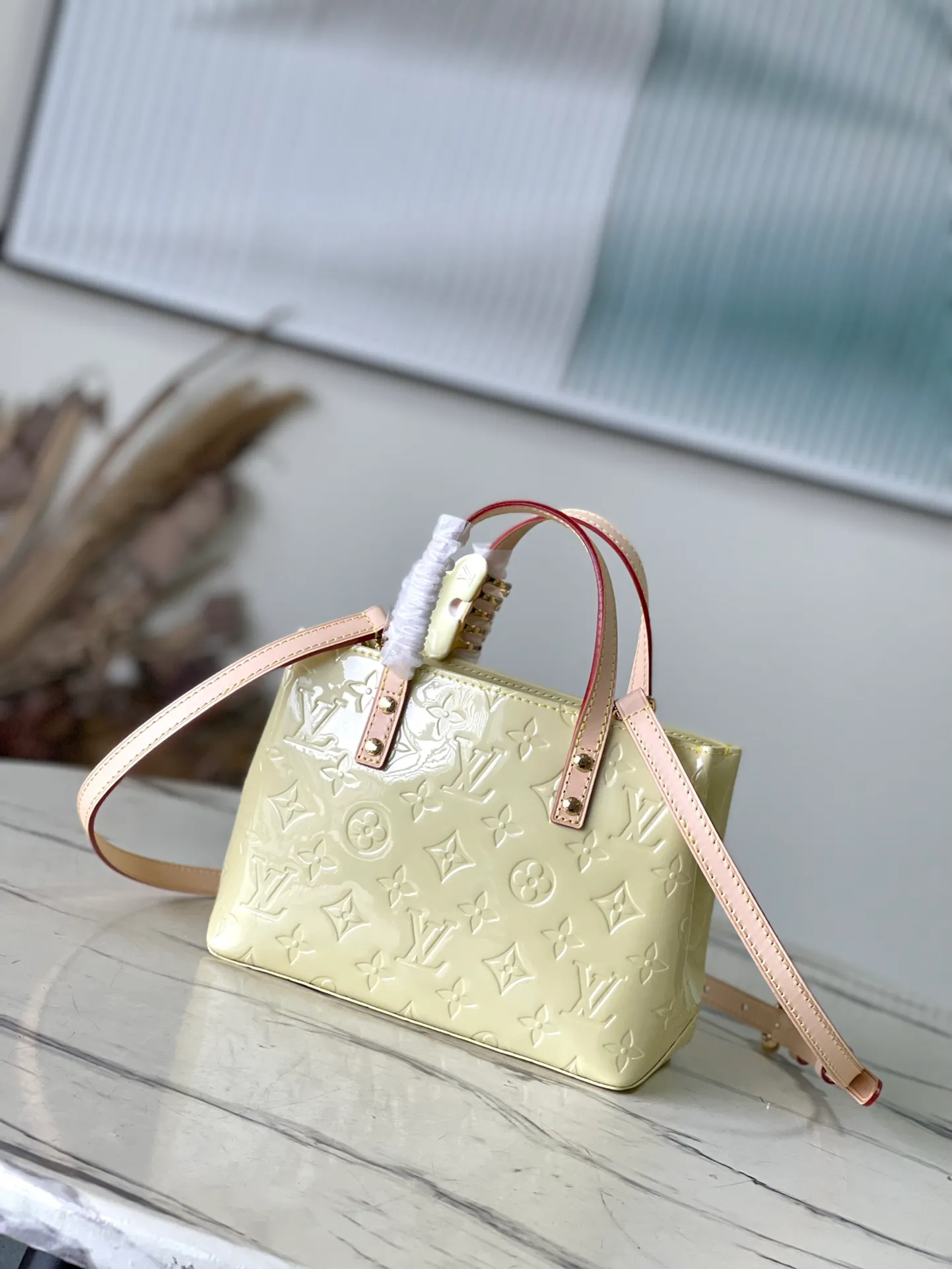 💰1360 (top layer leather) top original order M24144 Yellow This small Reade handbag is made of bright Monogram Vemis leather, including cow leather top handles and shoulder straps. The trendy pastel color palette of Zhouyuan's 2000 spring and summer series complements the Monogram embossed pattern. Bright hairpins add another touch of sophistication. Dimensions: 22 × 16.5 × 11 cm