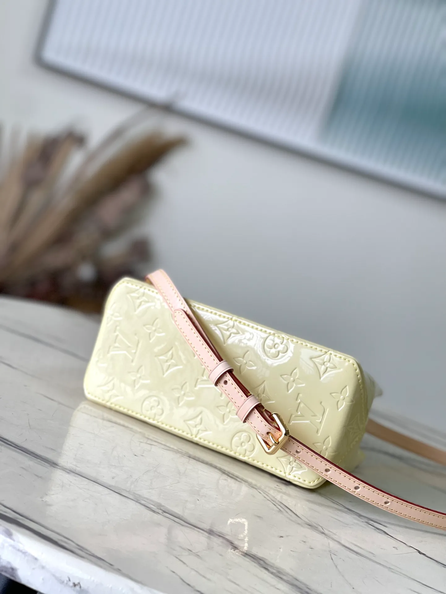 💰1360 (top layer leather) top original order M24144 Yellow This small Reade handbag is made of bright Monogram Vemis leather, including cow leather top handles and shoulder straps. The trendy pastel color palette of Zhouyuan's 2000 spring and summer series complements the Monogram embossed pattern. Bright hairpins add another touch of sophistication. Dimensions: 22 × 16.5 × 11 cm