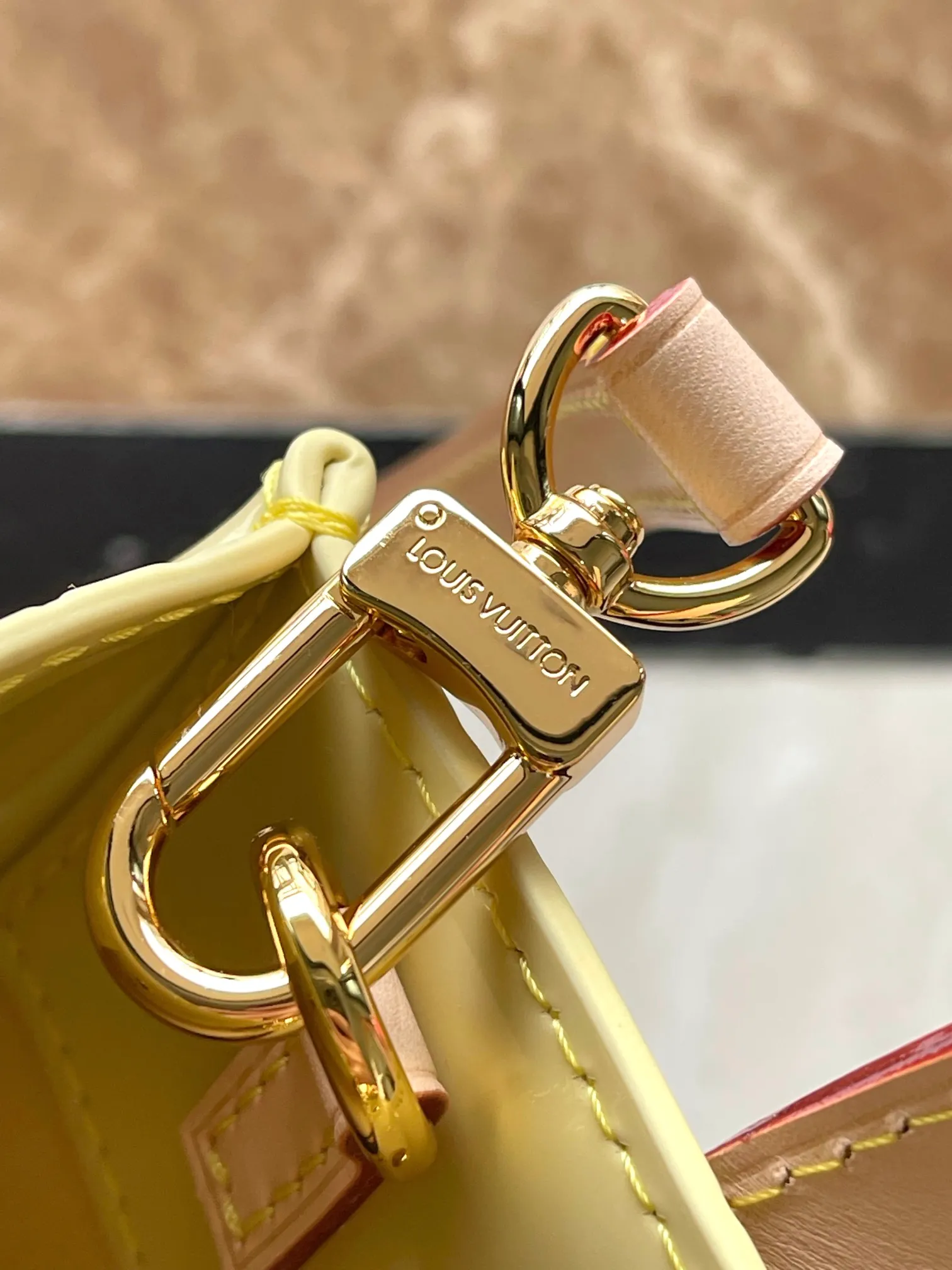 💰1360 (top layer leather) top original order M24144 Yellow This small Reade handbag is made of bright Monogram Vemis leather, including cow leather top handles and shoulder straps. The trendy pastel color palette of Zhouyuan's 2000 spring and summer series complements the Monogram embossed pattern. Bright hairpins add another touch of sophistication. Dimensions: 22 × 16.5 × 11 cm