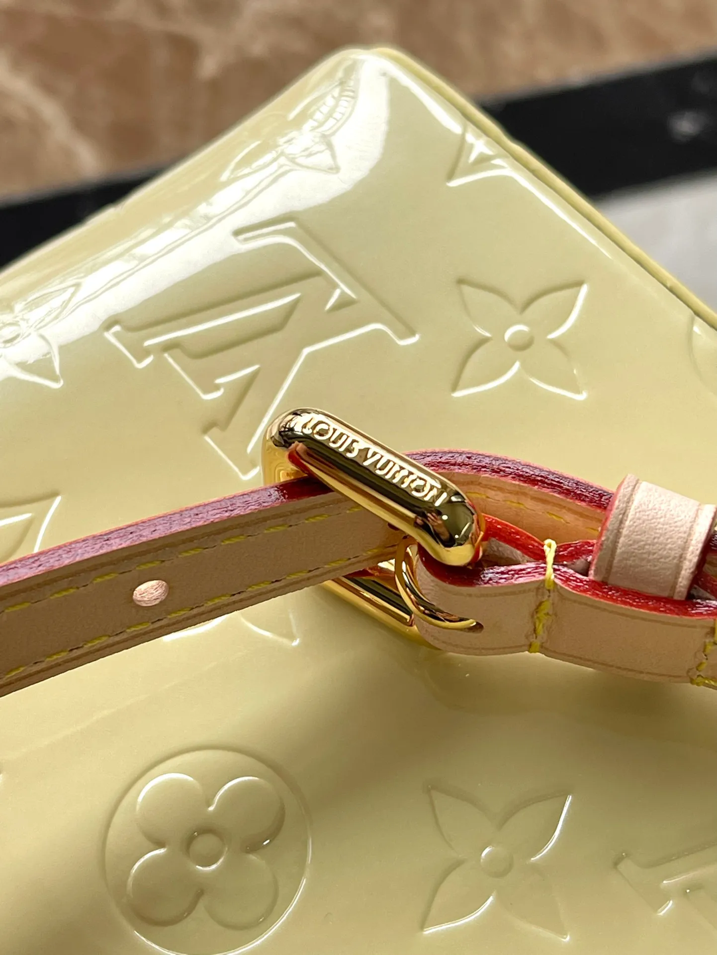 💰1360 (top layer leather) top original order M24144 Yellow This small Reade handbag is made of bright Monogram Vemis leather, including cow leather top handles and shoulder straps. The trendy pastel color palette of Zhouyuan's 2000 spring and summer series complements the Monogram embossed pattern. Bright hairpins add another touch of sophistication. Dimensions: 22 × 16.5 × 11 cm