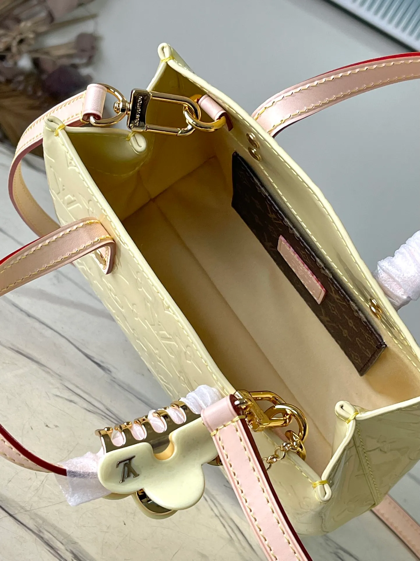 💰1360 (top layer leather) top original order M24144 Yellow This small Reade handbag is made of bright Monogram Vemis leather, including cow leather top handles and shoulder straps. The trendy pastel color palette of Zhouyuan's 2000 spring and summer series complements the Monogram embossed pattern. Bright hairpins add another touch of sophistication. Dimensions: 22 × 16.5 × 11 cm