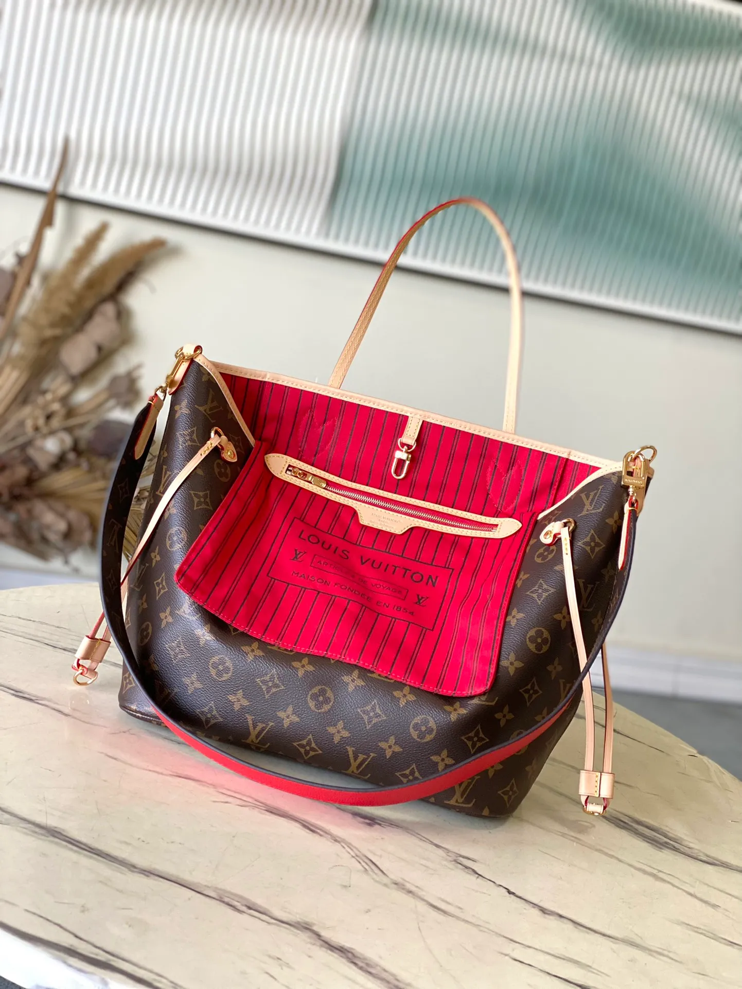 💰1080 Top Original Order M12096 Red As one of the classic designs, the Neverfull Bandouliere Inside Out Medium No Handbag is made of Monogram canvas and striped fabric, with a double-sided design to highlight the trendy new ideas. The detachable shoulder strap makes it easy to carry across the body, and can also be transformed into a Hobo handbag through the side hook. Dimensions: 31 × 28 × 14 cm