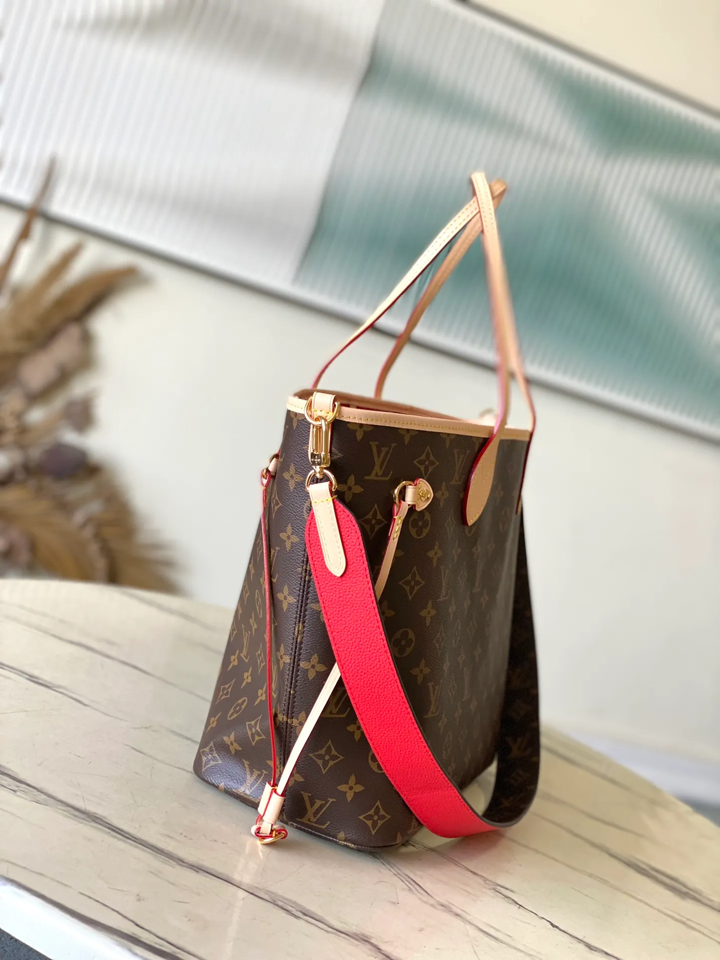 💰1080 Top Original Order M12096 Red As one of the classic designs, the Neverfull Bandouliere Inside Out Medium No Handbag is made of Monogram canvas and striped fabric, with a double-sided design to highlight the trendy new ideas. The detachable shoulder strap makes it easy to carry across the body, and can also be transformed into a Hobo handbag through the side hook. Dimensions: 31 × 28 × 14 cm
