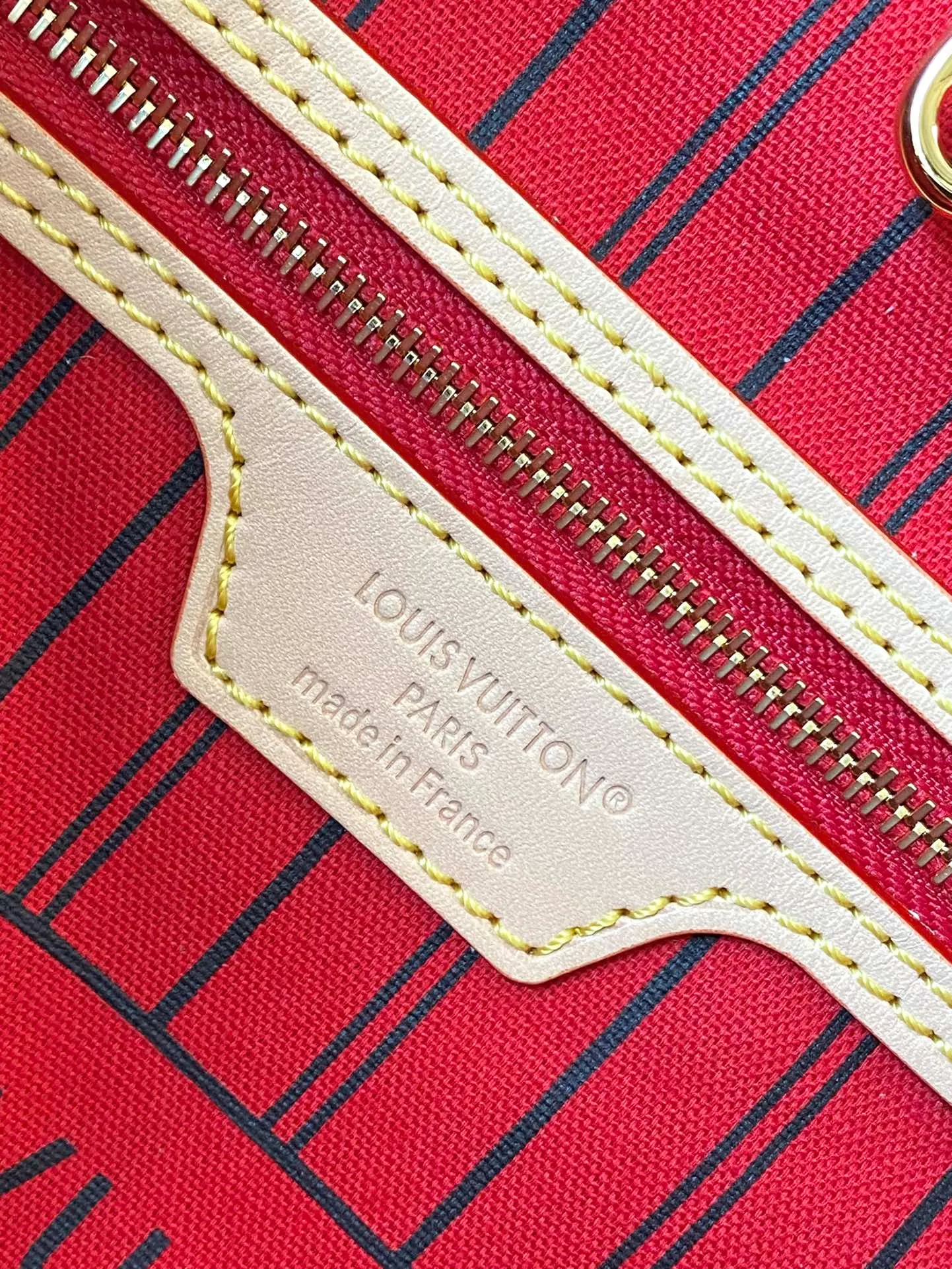 💰1080 Top Original Order M12096 Red As one of the classic designs, the Neverfull Bandouliere Inside Out Medium No Handbag is made of Monogram canvas and striped fabric, with a double-sided design to highlight the trendy new ideas. The detachable shoulder strap makes it easy to carry across the body, and can also be transformed into a Hobo handbag through the side hook. Dimensions: 31 × 28 × 14 cm