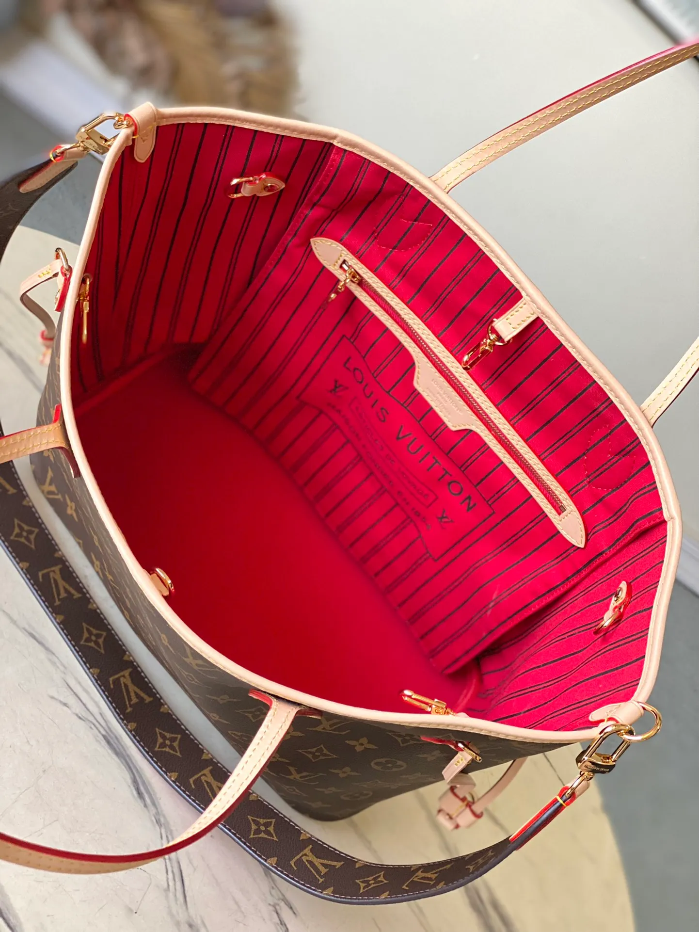 💰1080 Top Original Order M12096 Red As one of the classic designs, the Neverfull Bandouliere Inside Out Medium No Handbag is made of Monogram canvas and striped fabric, with a double-sided design to highlight the trendy new ideas. The detachable shoulder strap makes it easy to carry across the body, and can also be transformed into a Hobo handbag through the side hook. Dimensions: 31 × 28 × 14 cm