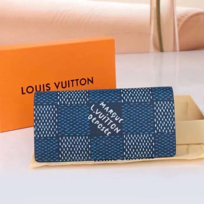P140💰Model: 63212 Checkered Sky Blue New 2024 Spring and Summer The latest model of this pocket wallet combines the elegance of Damier Graphite canvas with the delicate texture of Epi leather, with stripes emblazoned with the Louis Vuitton logo. The elegant design can accommodate credit cards, banknotes and receipts, making it suitable for daily carrying or gift giving. Epi leather and Damier Graphite coated sail. Textile cowhide trimmed cowhide lining, card compartment, inner pocket, outer patch pocket. This product is produced in one of France, Spain, Italy and the United States; long clip size 11×19×2cm 62665 63212.
