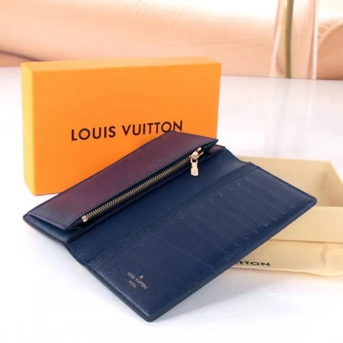P140💰Model: 63212 Checkered Sky Blue New 2024 Spring and Summer The latest model of this pocket wallet combines the elegance of Damier Graphite canvas with the delicate texture of Epi leather, with stripes emblazoned with the Louis Vuitton logo. The elegant design can accommodate credit cards, banknotes and receipts, making it suitable for daily carrying or gift giving. Epi leather and Damier Graphite coated sail. Textile cowhide trimmed cowhide lining, card compartment, inner pocket, outer patch pocket. This product is produced in one of France, Spain, Italy and the United States; long clip size 11×19×2cm 62665 63212.