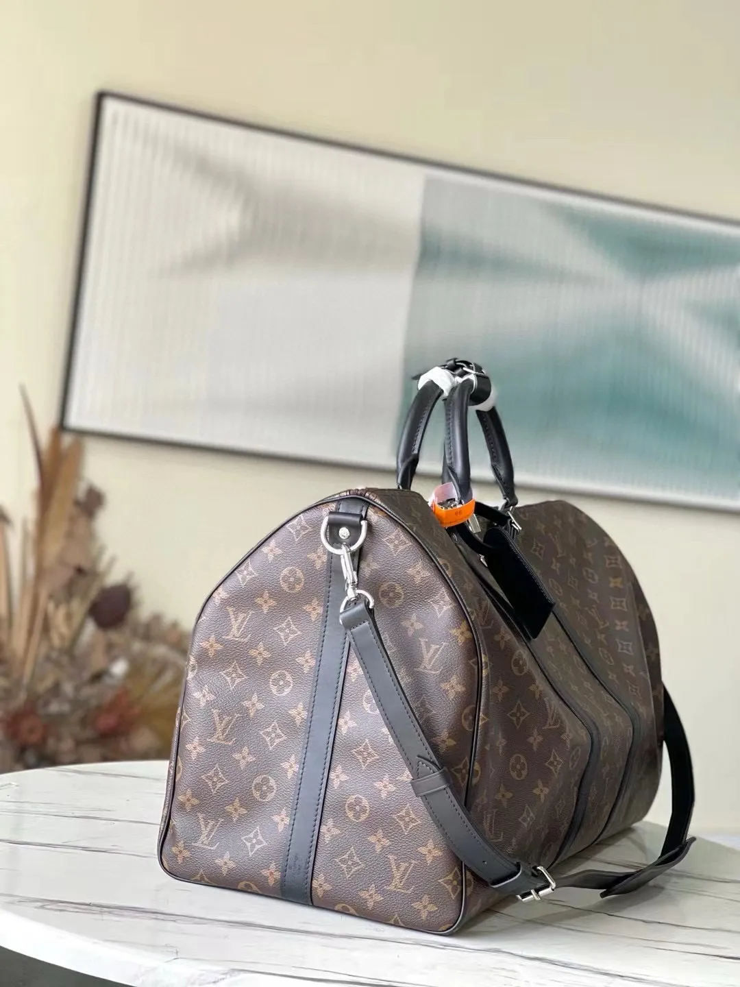 💰1040 (55 size) top original order M56714 presbyopic black leather, spacious capacity, flexible use. Durable, safe and reliable. Fashionable style, mature and stable. Features a secure double zipper and padlock, making it perfect for business or pleasure. Dimensions: 55 × 31 × 26 cm