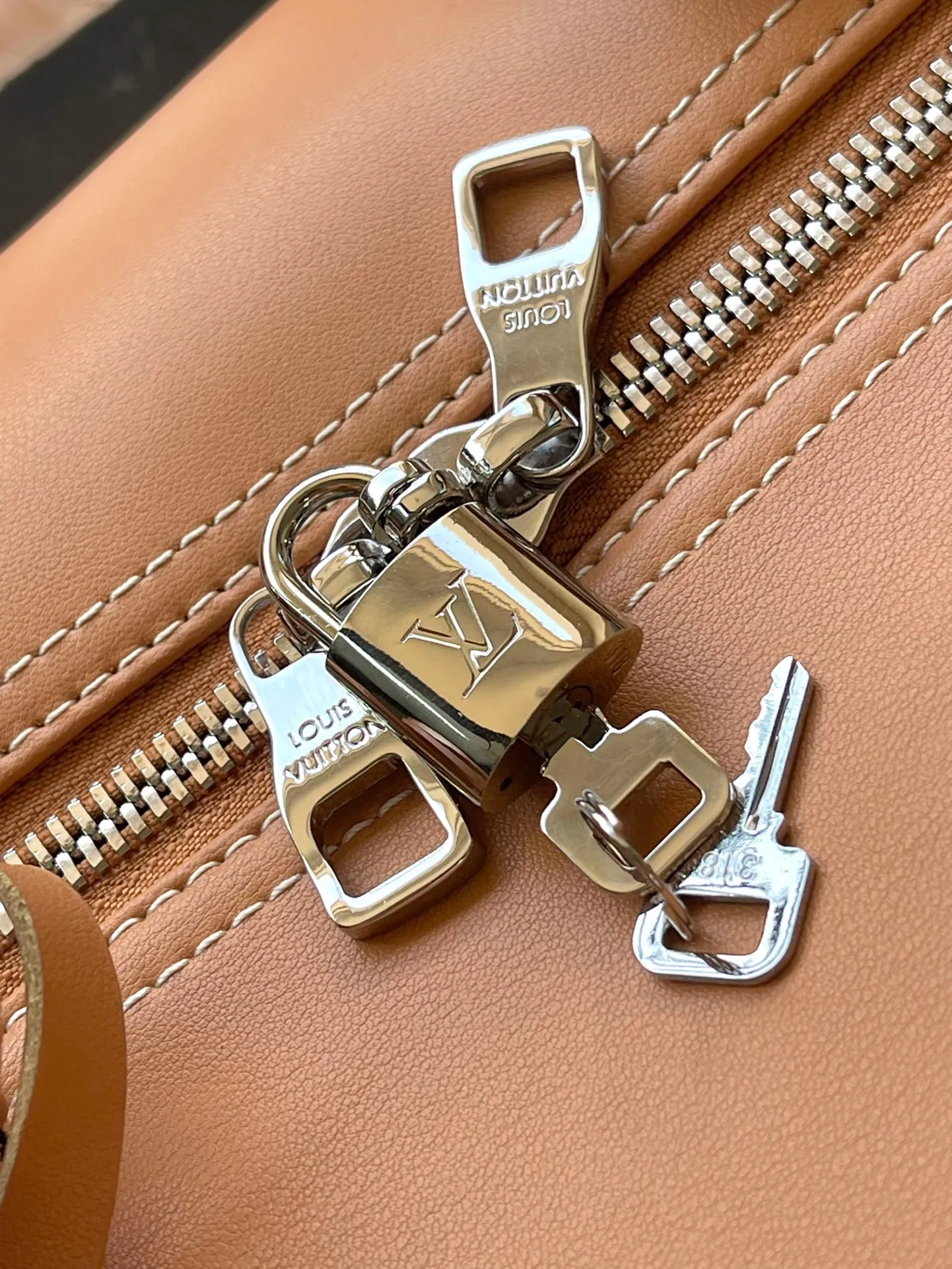 💰1480 (first-grain leather) Top original order M11767 KEEPALL 50 travel bag (with shoulder strap) This KEEPALL travel bag, designed in collaboration with Japanese designer Hiroshi Fujiwara, combines the traditional elements of the brand - Monogram pattern - with a modern feel. The travel bag has rhombus edging, pocket stitching and two-color hardware Rainbow decoration - both fashionable and dynamic style. Carry-on luggage size, ample capacity, perfect for travel. The perfect companion for three days. size 50/29/22cm