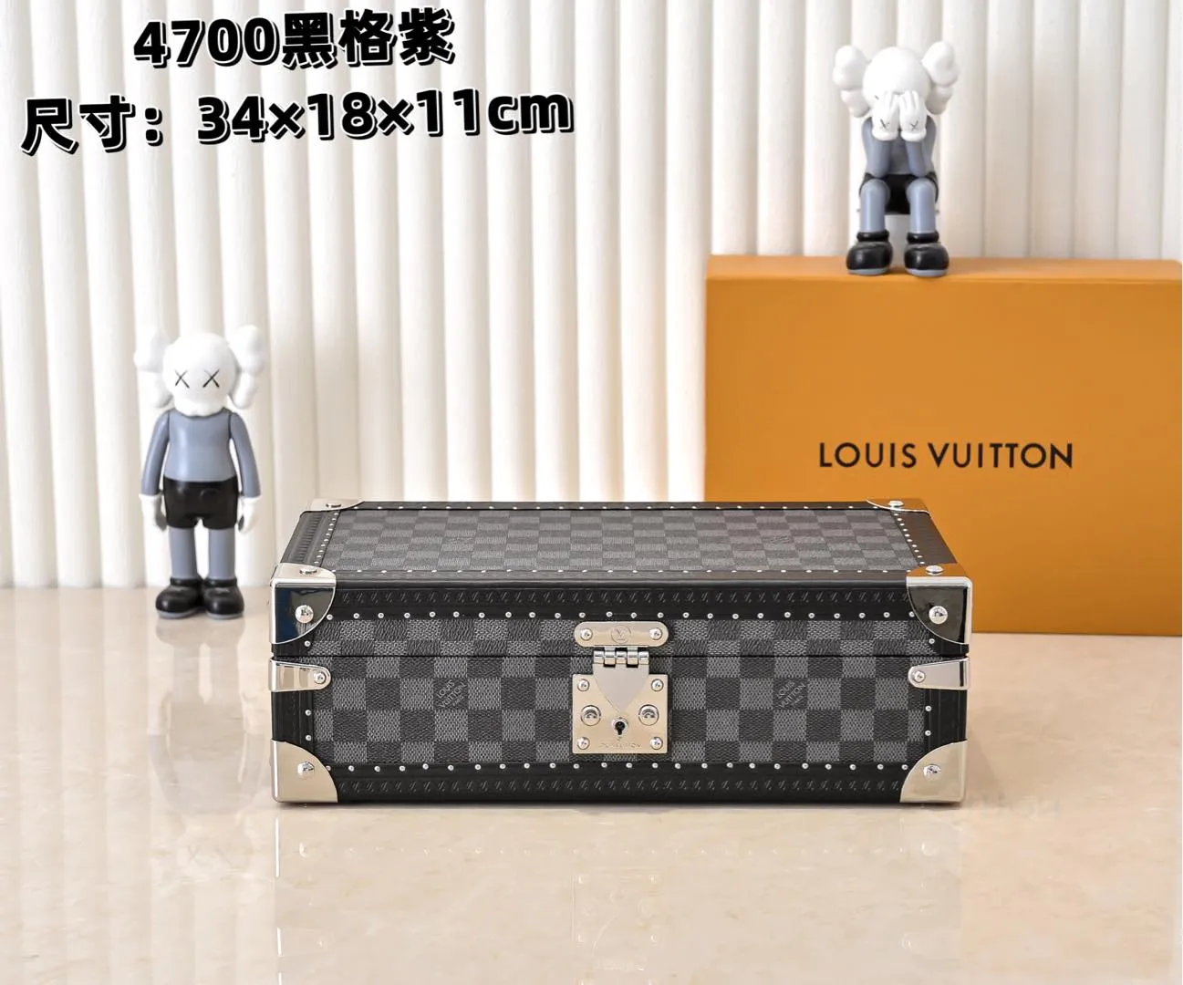 💰940 Top Original M4700B [Exclusive Photography, Upgraded Original] 8-piece watch box with black grid and purple lining. This 8-piece watch box is made of classic Monogram canvas. Equipped with a removable tray to hide valuables.  -34.0*18.0*11.0cm✅ (Length*width*height)✅ -Equipped with 8 small pouches to hold 8 wrist watches✅ -Partitioned in the middle. Can store valuables✅ -Push open the automatic pop-up lock✅ -Inner lining with velvet✅ -Silver metal/hardware✅ -Excellent workmanship, every detail is just right✅ -Purely handmade, every small nail is clearly in place, ✅ LOUIS VUITTON hard box is like a treasure box that travels through history Its sturdiness is a hallmark of Louis Vuitton’s traditional craftsmanship✅