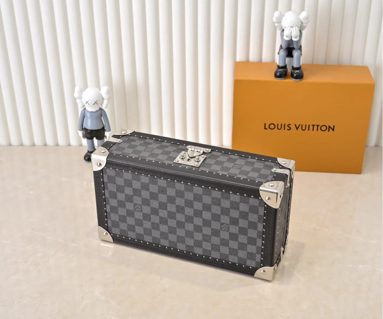 💰940 Top Original M4700B [Exclusive Photography, Upgraded Original] 8-piece watch box with black grid and purple lining. This 8-piece watch box is made of classic Monogram canvas. Equipped with a removable tray to hide valuables.  -34.0*18.0*11.0cm✅ (Length*width*height)✅ -Equipped with 8 small pouches to hold 8 wrist watches✅ -Partitioned in the middle. Can store valuables✅ -Push open the automatic pop-up lock✅ -Inner lining with velvet✅ -Silver metal/hardware✅ -Excellent workmanship, every detail is just right✅ -Purely handmade, every small nail is clearly in place, ✅ LOUIS VUITTON hard box is like a treasure box that travels through history Its sturdiness is a hallmark of Louis Vuitton’s traditional craftsmanship✅