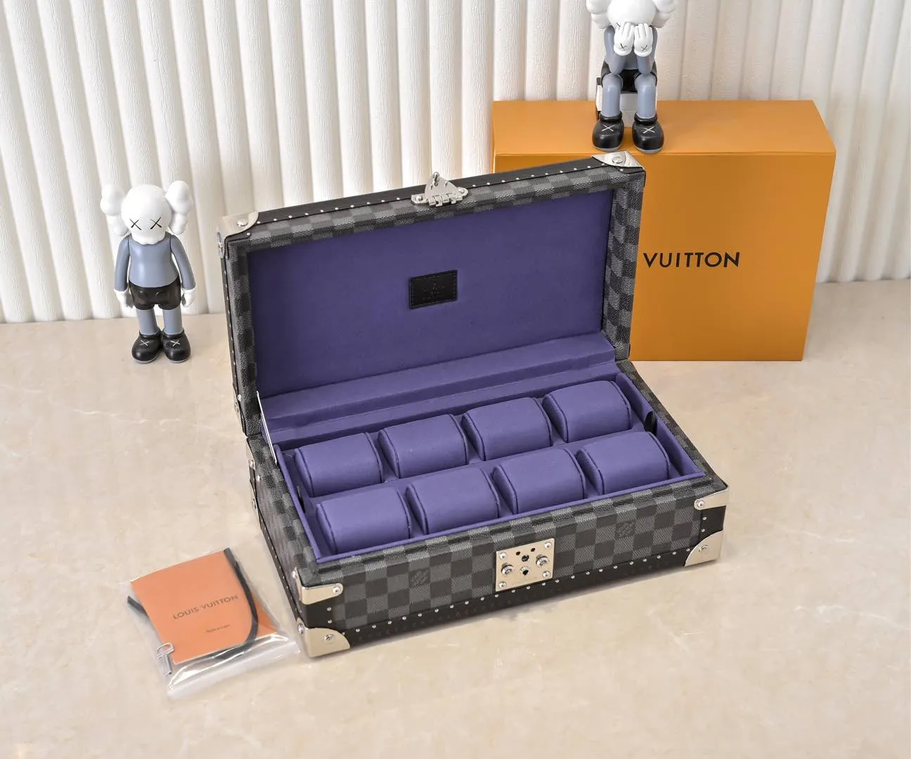💰940 Top Original M4700B [Exclusive Photography, Upgraded Original] 8-piece watch box with black grid and purple lining. This 8-piece watch box is made of classic Monogram canvas. Equipped with a removable tray to hide valuables.  -34.0*18.0*11.0cm✅ (Length*width*height)✅ -Equipped with 8 small pouches to hold 8 wrist watches✅ -Partitioned in the middle. Can store valuables✅ -Push open the automatic pop-up lock✅ -Inner lining with velvet✅ -Silver metal/hardware✅ -Excellent workmanship, every detail is just right✅ -Purely handmade, every small nail is clearly in place, ✅ LOUIS VUITTON hard box is like a treasure box that travels through history Its sturdiness is a hallmark of Louis Vuitton’s traditional craftsmanship✅
