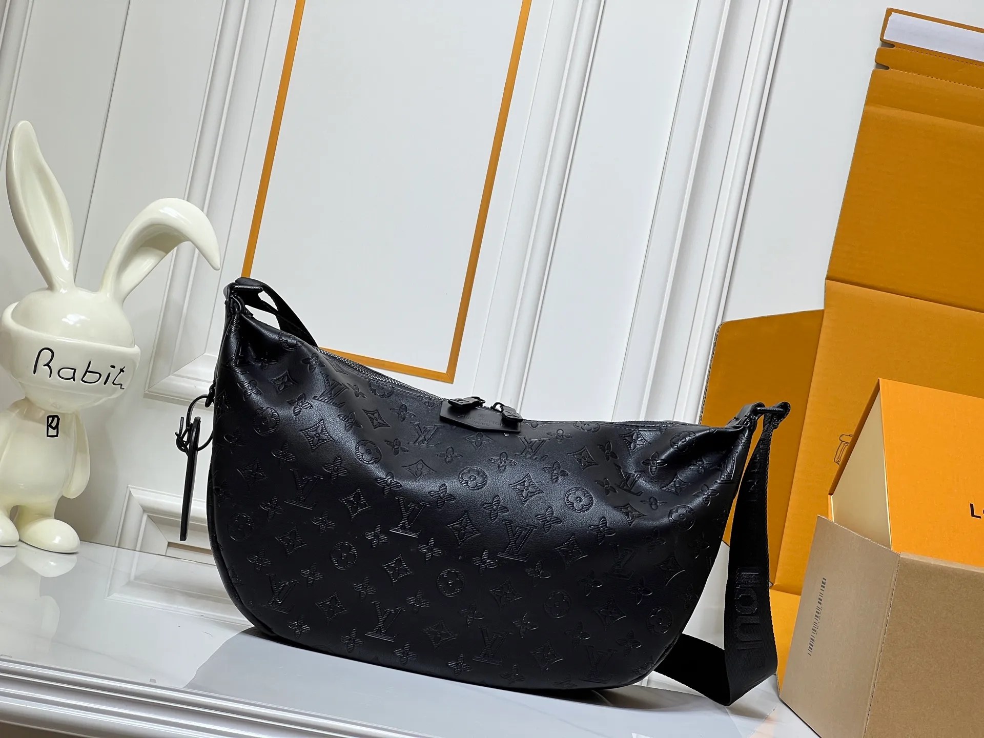 Batch 280💰Upgraded original M24468 M12850 This Hobo Hamac handbag is made of Monogram Shadow embossed cow leather to create a close-fitting design, and is equipped with a large crescent shape and an adjustable shoulder strap. The soft bag body is embossed with Monogram flowers and LV letters, and the matte texture adds a sporty feel. Dimensions: 39 x 19 x 10 (cm) ((length x height x width)