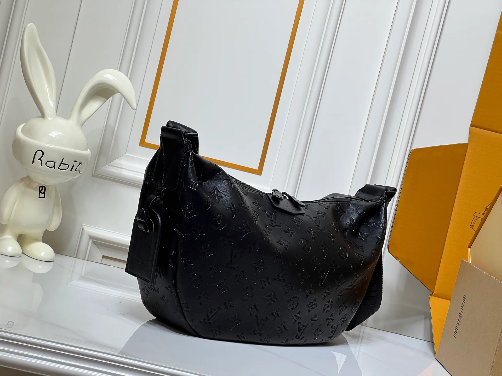 Batch 280💰Upgraded original M24468 M12850 This Hobo Hamac handbag is made of Monogram Shadow embossed cow leather to create a close-fitting design, and is equipped with a large crescent shape and an adjustable shoulder strap. The soft bag body is embossed with Monogram flowers and LV letters, and the matte texture adds a sporty feel. Dimensions: 39 x 19 x 10 (cm) ((length x height x width)