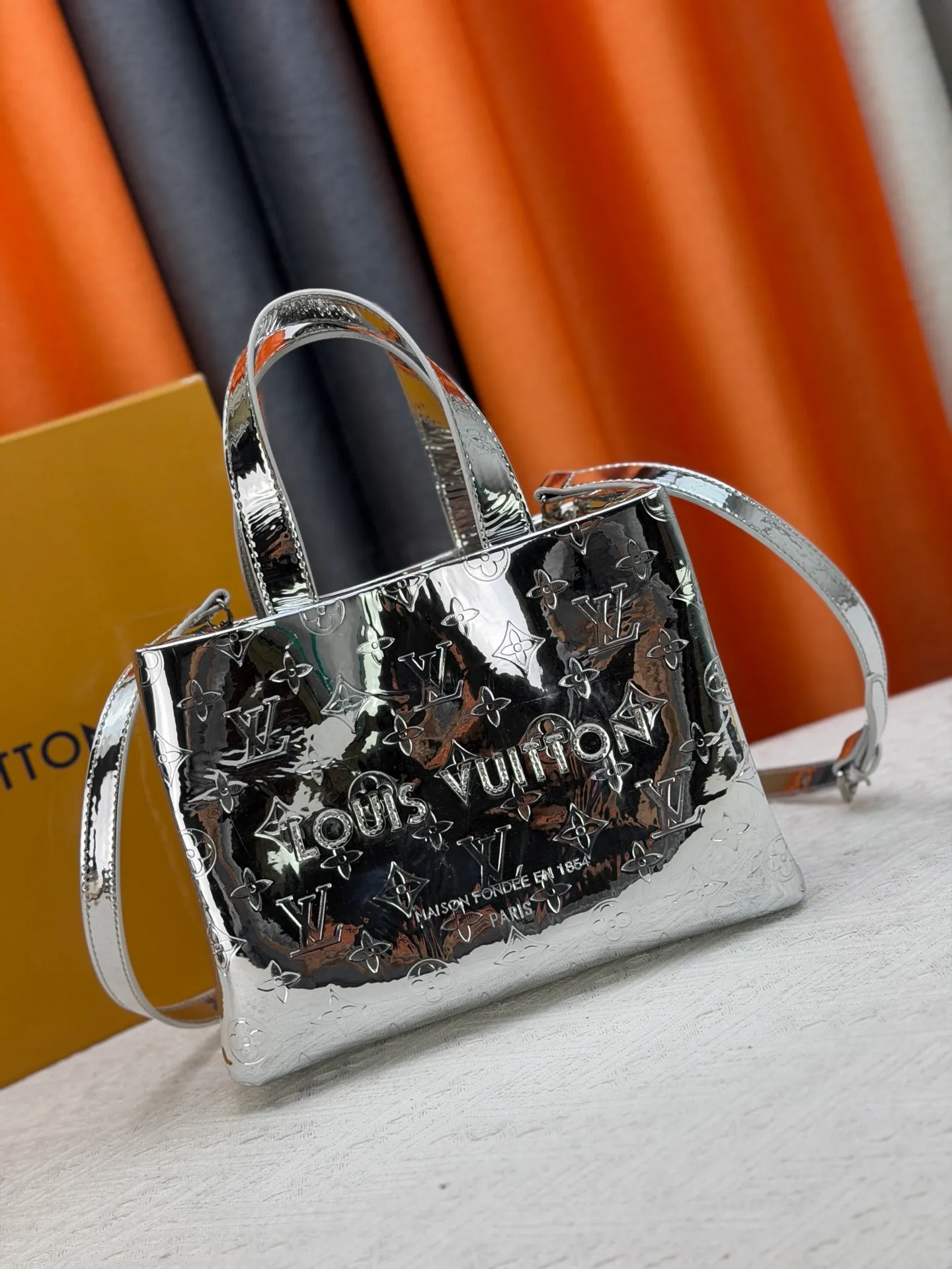 P300 M13940 Mirror Silver Rose Gold Gunmetal Brown Gradient Pink Gradient Blue Khaki Colored Plaid Black Plaid Presbyopia Orange Black Green Pink PHARREL and NIGO collection’s joint series top original order This Shopper medium handbag draws inspiration from Louis Vuitton shopping bags, expressing Louis Vuitton and Maison Fondée En 1854 in soft cow leather Lettering, top handle and removable shoulder strap. 25x19x11 • Cow leather • Cow leather trim • Textile lining • Metal hardware • Musketon closure • Main compartment • Zip pocket • Double patch pockets • Handles: Double handle