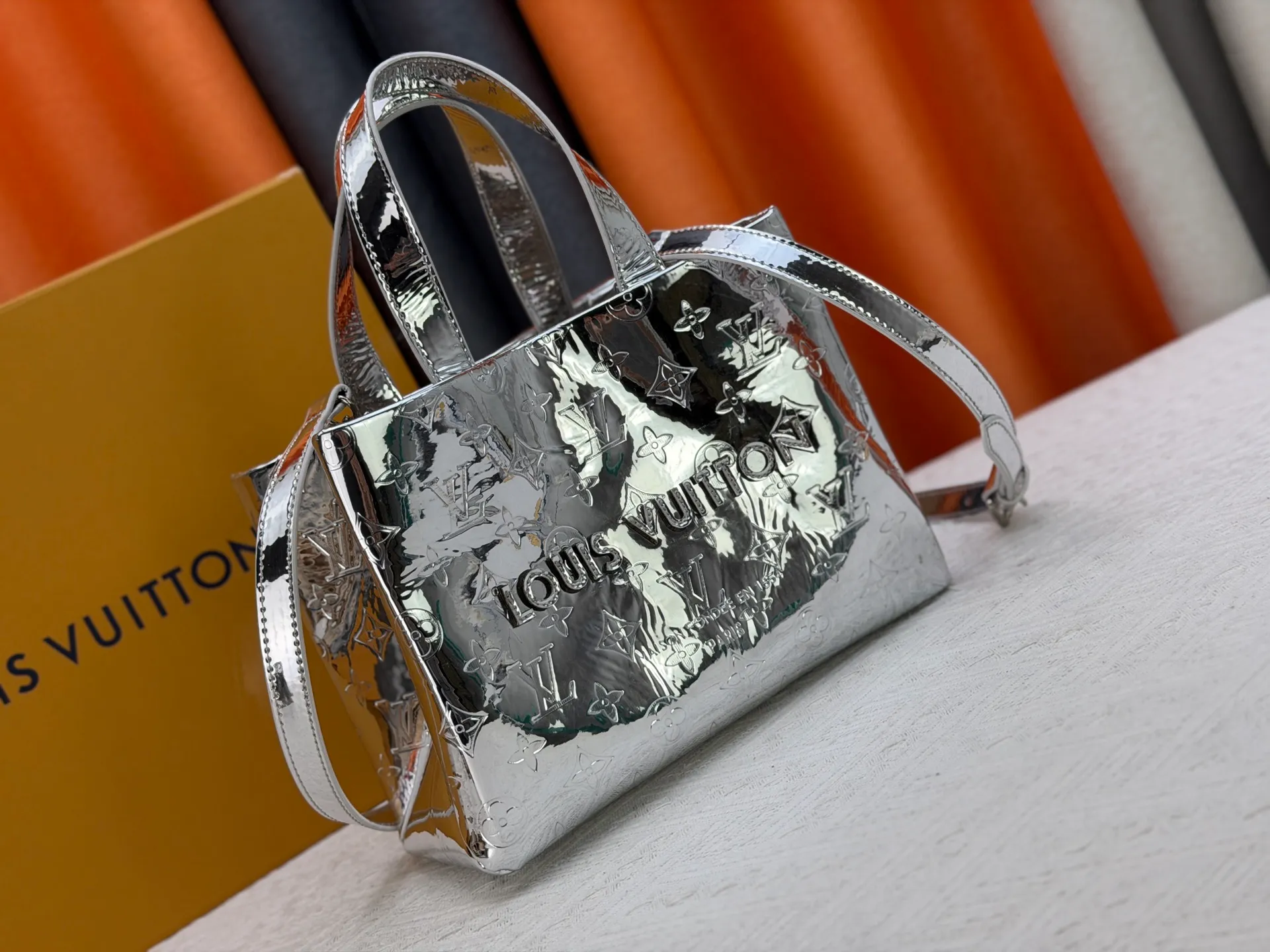 P300 M13940 Mirror Silver Rose Gold Gunmetal Brown Gradient Pink Gradient Blue Khaki Colored Plaid Black Plaid Presbyopia Orange Black Green Pink PHARREL and NIGO collection’s joint series top original order This Shopper medium handbag draws inspiration from Louis Vuitton shopping bags, expressing Louis Vuitton and Maison Fondée En 1854 in soft cow leather Lettering, top handle and removable shoulder strap. 25x19x11 • Cow leather • Cow leather trim • Textile lining • Metal hardware • Musketon closure • Main compartment • Zip pocket • Double patch pockets • Handles: Double handle