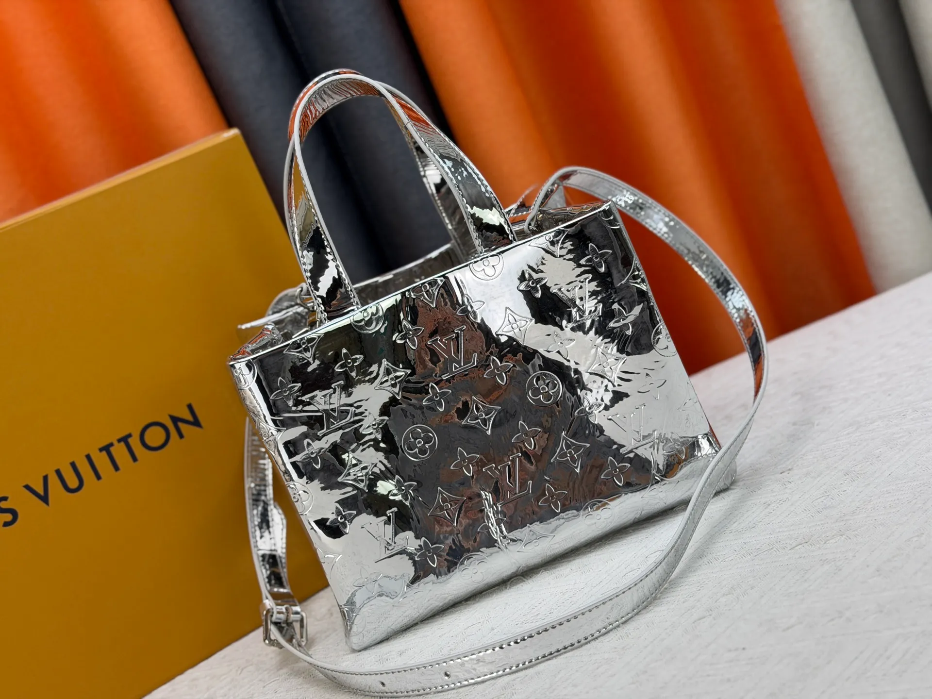 P300 M13940 Mirror Silver Rose Gold Gunmetal Brown Gradient Pink Gradient Blue Khaki Colored Plaid Black Plaid Presbyopia Orange Black Green Pink PHARREL and NIGO collection’s joint series top original order This Shopper medium handbag draws inspiration from Louis Vuitton shopping bags, expressing Louis Vuitton and Maison Fondée En 1854 in soft cow leather Lettering, top handle and removable shoulder strap. 25x19x11 • Cow leather • Cow leather trim • Textile lining • Metal hardware • Musketon closure • Main compartment • Zip pocket • Double patch pockets • Handles: Double handle