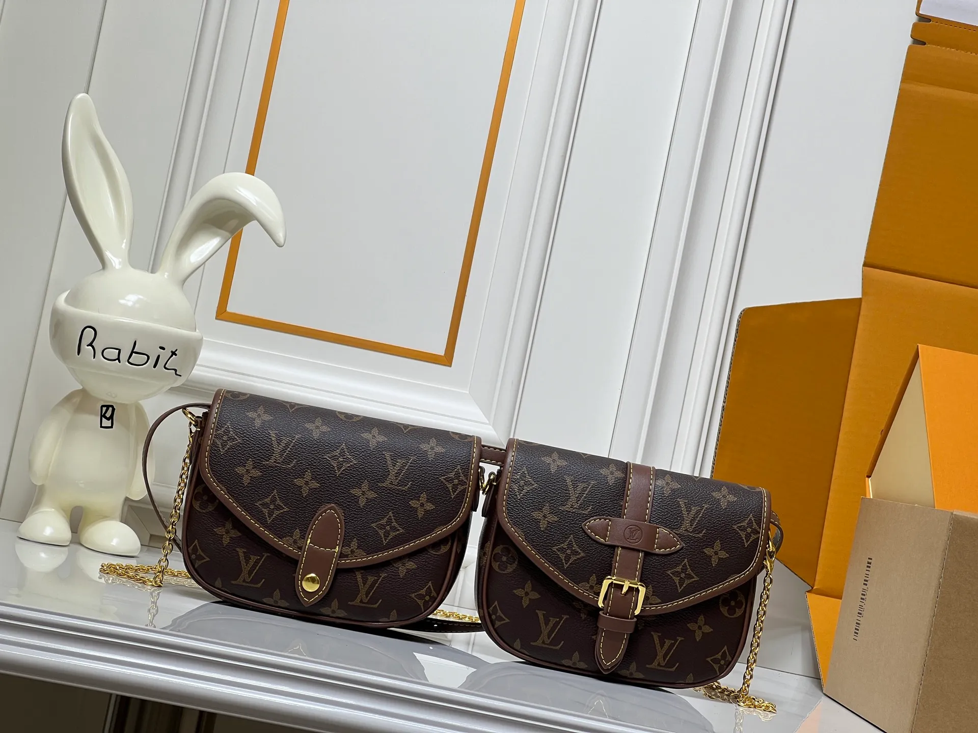 Batch 280💰Upgraded original M26592 2025 autumn and winter new Duo BB handbag with a new silhouette, blending chic design with modern style. This fun accessory reinterprets the Saumur bag's classic shape in the brand's signature Monogram canvas with contrasting calfskin trim and an adjustable shoulder strap. It can be worn around the waist, with two compartments on either side of the hip, or it can be split into two separate handbags. Metal parts add a refined touch. Dimensions: 19 x 14 x 6 (cm) ((length x height x width)