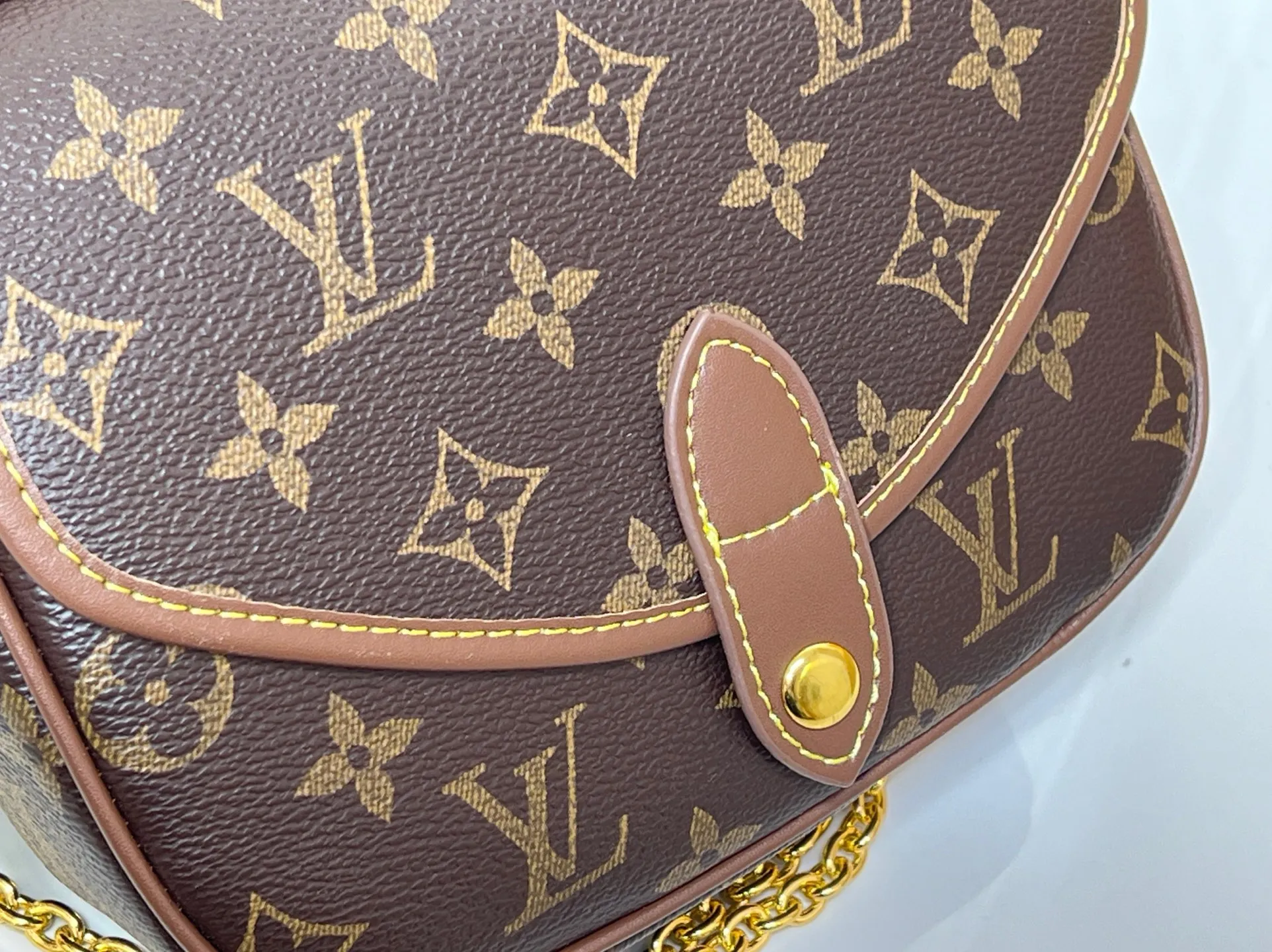 Batch 280💰Upgraded original M26592 2025 autumn and winter new Duo BB handbag with a new silhouette, blending chic design with modern style. This fun accessory reinterprets the Saumur bag's classic shape in the brand's signature Monogram canvas with contrasting calfskin trim and an adjustable shoulder strap. It can be worn around the waist, with two compartments on either side of the hip, or it can be split into two separate handbags. Metal parts add a refined touch. Dimensions: 19 x 14 x 6 (cm) ((length x height x width)