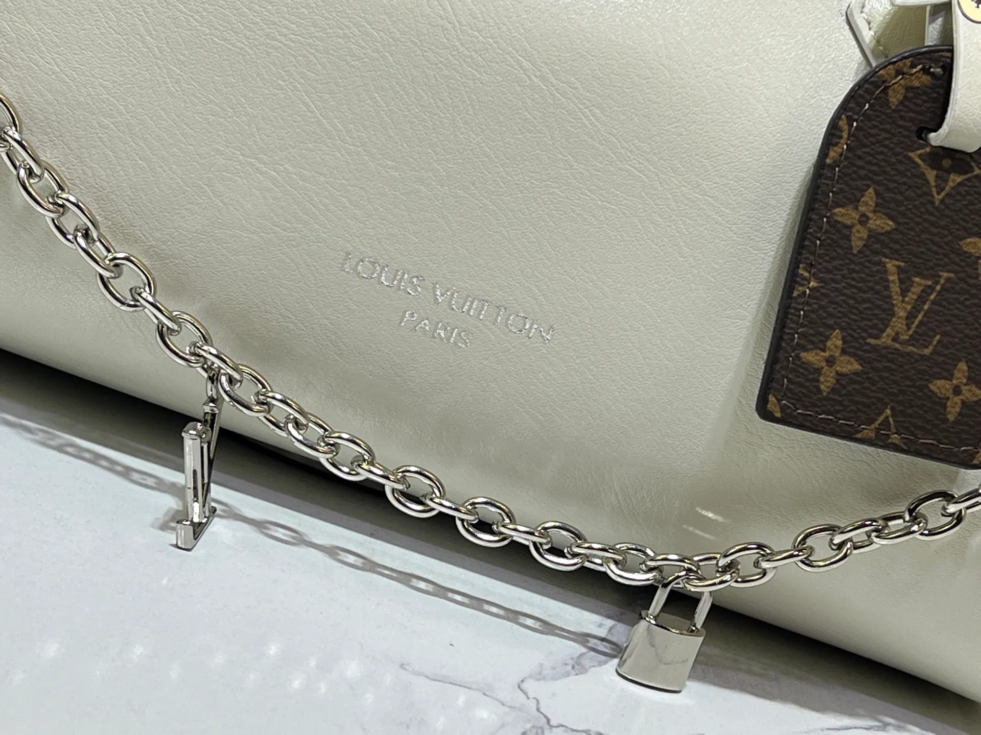 Batch 300💰Upgraded original M12934 M12965 This Speedy Cargo handbag comes from the LV Vibe series, renewing the classic design of the 1930s with avant-garde touches. The glossy sheepskin body is embellished with a Monogram address plate, paying tribute to the brand's long trunk-making heritage. Plenty of space to easily store your daily needs, and the detachable leather shoulder strap allows for a variety of carrying methods. Dimensions: 28 x 17 x 12 cm (LxHxW)