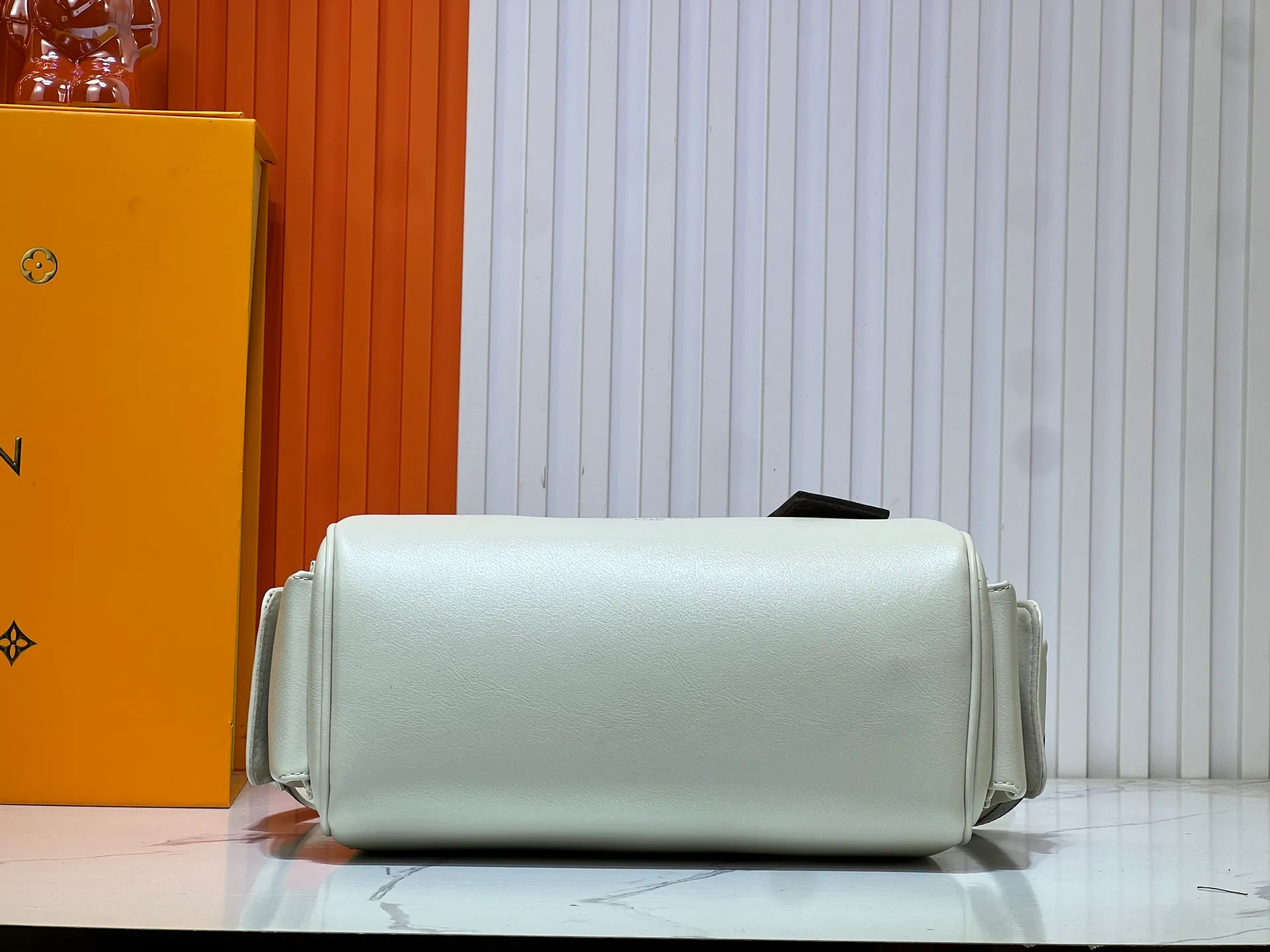 Batch 300💰Upgraded original M12934 M12965 This Speedy Cargo handbag comes from the LV Vibe series, renewing the classic design of the 1930s with avant-garde touches. The glossy sheepskin body is embellished with a Monogram address plate, paying tribute to the brand's long trunk-making heritage. Plenty of space to easily store your daily needs, and the detachable leather shoulder strap allows for a variety of carrying methods. Dimensions: 28 x 17 x 12 cm (LxHxW)