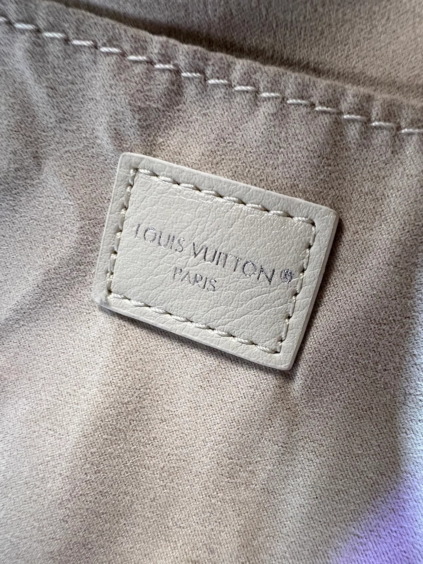 Batch 300💰Upgraded original M12934 M12965 This Speedy Cargo handbag comes from the LV Vibe series, renewing the classic design of the 1930s with avant-garde touches. The glossy sheepskin body is embellished with a Monogram address plate, paying tribute to the brand's long trunk-making heritage. Plenty of space to easily store your daily needs, and the detachable leather shoulder strap allows for a variety of carrying methods. Dimensions: 28 x 17 x 12 cm (LxHxW)