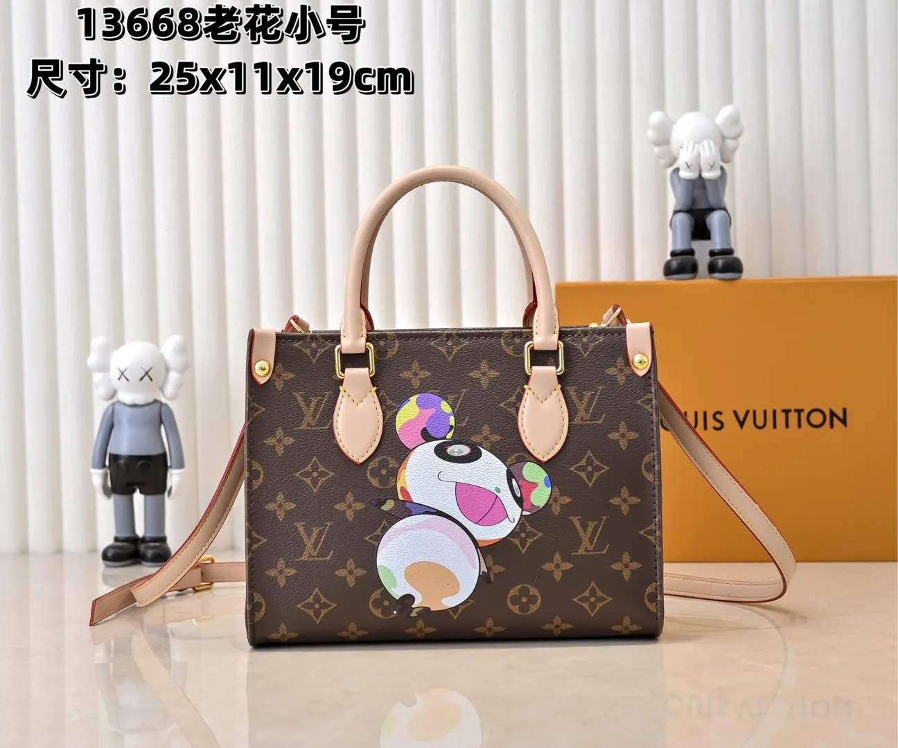 Batch 300💰M45659 M13668!🔥Lv&Takashi Murakami🐼Panda print OnTheGo small new version The legendary ONTHEGO handbag: always able to meet your various needs for handbags. It has a large capacity but is not bulky. It is stiff and soft to the touch, making it suitable for home and travel. Tighten the side ties and it instantly transforms into a stylish urban handbag. Loosen the straps and it transforms into a chic and practical handbag. The slender leather handle can be carried over the shoulder or between the arms. The model shown here is made of Damier Azur canvas. Size: 25x11x19cm
