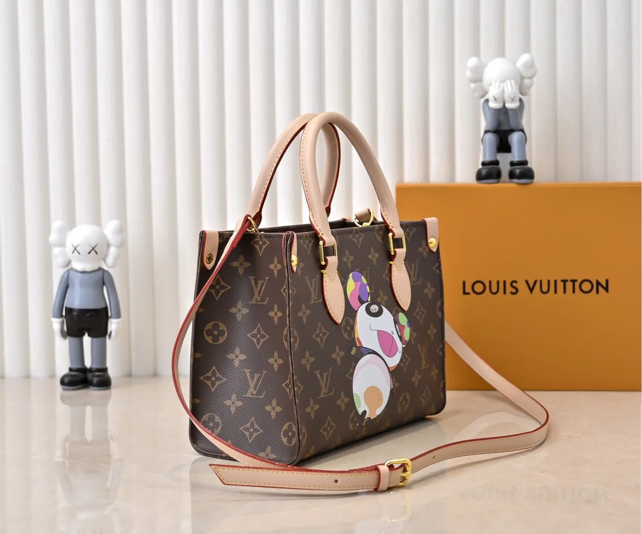 Batch 300💰M45659 M13668!🔥Lv&Takashi Murakami🐼Panda print OnTheGo small new version The legendary ONTHEGO handbag: always able to meet your various needs for handbags. It has a large capacity but is not bulky. It is stiff and soft to the touch, making it suitable for home and travel. Tighten the side ties and it instantly transforms into a stylish urban handbag. Loosen the straps and it transforms into a chic and practical handbag. The slender leather handle can be carried over the shoulder or between the arms. The model shown here is made of Damier Azur canvas. Size: 25x11x19cm
