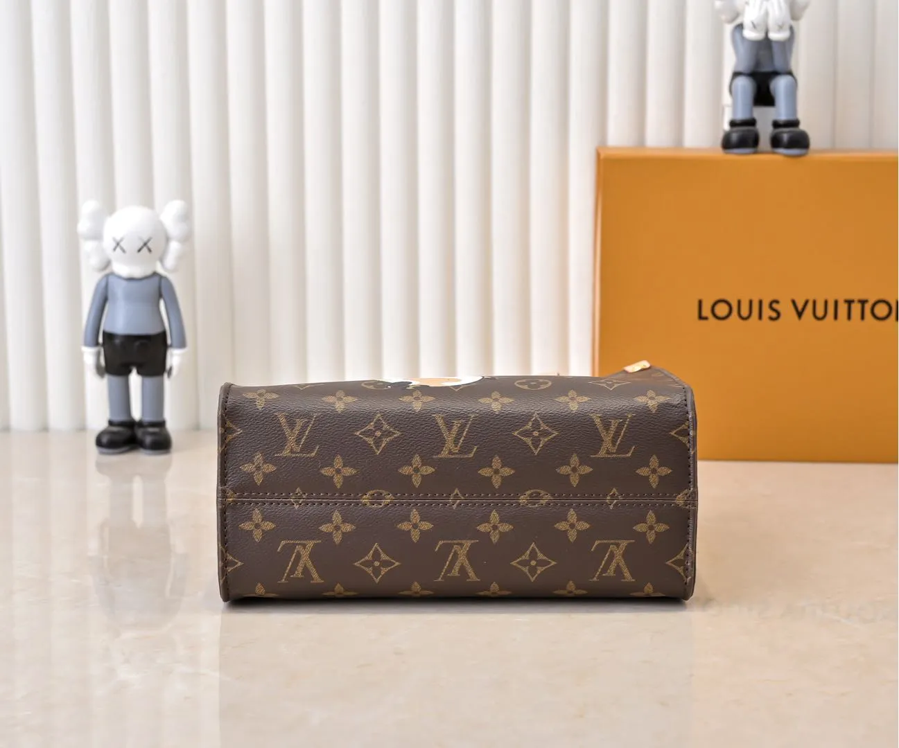 Batch 300💰M45659 M13668!🔥Lv&Takashi Murakami🐼Panda print OnTheGo small new version The legendary ONTHEGO handbag: always able to meet your various needs for handbags. It has a large capacity but is not bulky. It is stiff and soft to the touch, making it suitable for home and travel. Tighten the side ties and it instantly transforms into a stylish urban handbag. Loosen the straps and it transforms into a chic and practical handbag. The slender leather handle can be carried over the shoulder or between the arms. The model shown here is made of Damier Azur canvas. Size: 25x11x19cm