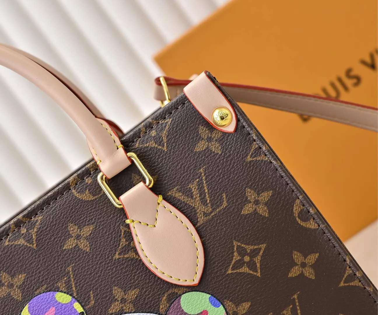Batch 300💰M45659 M13668!🔥Lv&Takashi Murakami🐼Panda print OnTheGo small new version The legendary ONTHEGO handbag: always able to meet your various needs for handbags. It has a large capacity but is not bulky. It is stiff and soft to the touch, making it suitable for home and travel. Tighten the side ties and it instantly transforms into a stylish urban handbag. Loosen the straps and it transforms into a chic and practical handbag. The slender leather handle can be carried over the shoulder or between the arms. The model shown here is made of Damier Azur canvas. Size: 25x11x19cm