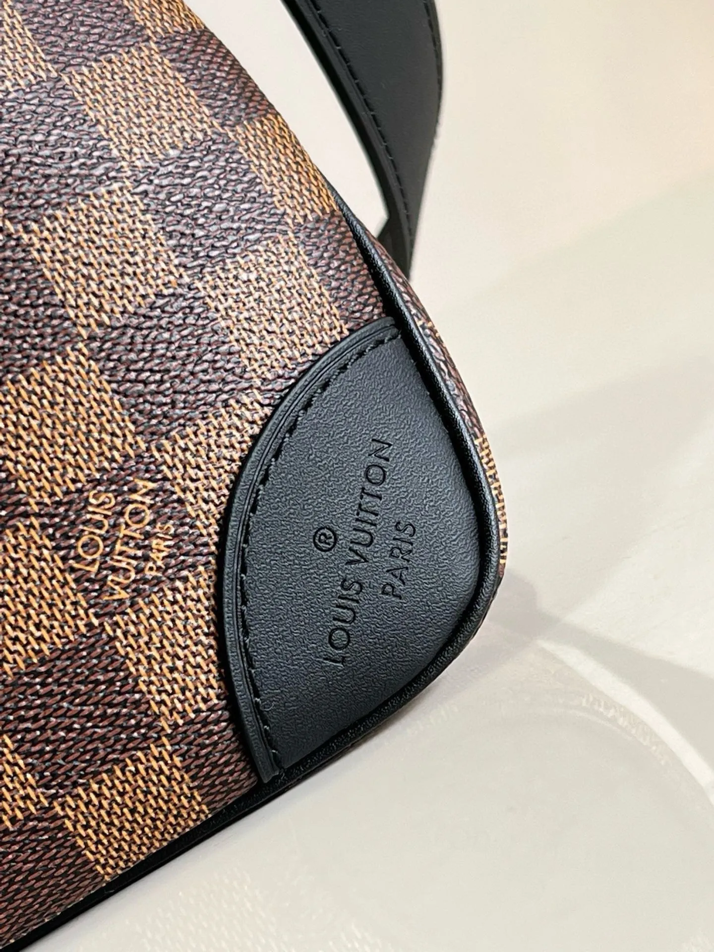💰800 top original order [Exclusive real shot m50062 grid black leather] m45353 2020 autumn and winter launched a new odeon small handbag. The monogram canvas is complemented by a zipper design and has ample interior space. The natural leather nameplate and reinforced leather corners continue the brand heritage. Adjustable shoulder strap allows for comfortable shoulder or cross-body wear. Detailed features 28.0 x 25.0 x 9.0 cm (length x height x width)