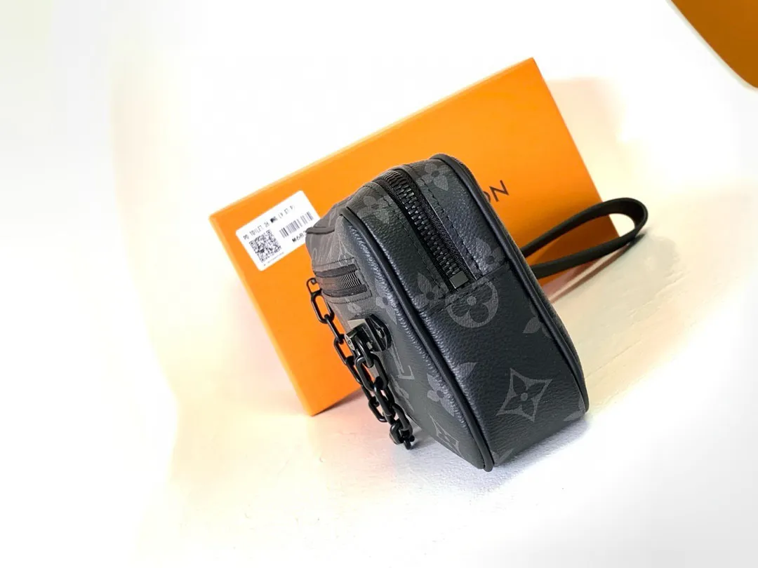 💰680 Top original single M68321 Black flower M55703 Embossed top original single The 2019 spring and summer show unveiled the Pochette Volga clutch designed by Virgil Abloh. Monogram Eclipse canvas is accentuated by a slender chain attached to the front zip pocket, with a detachable wrist strap that can be worn as a clutch or wallet. 23.0 x 11.5 x 4.0 cm (L x H x W) • Monogram Eclipse coated canvas • Textile lining • Cow leather trim • Metal hardware • Zip front pocket • Internal zip compartment • Handle: Single handle, removable
