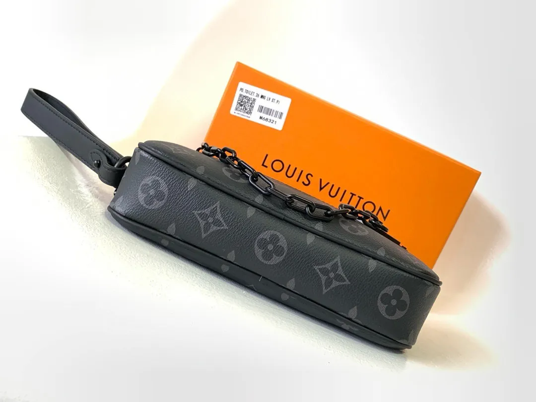 💰680 Top original single M68321 Black flower M55703 Embossed top original single The 2019 spring and summer show unveiled the Pochette Volga clutch designed by Virgil Abloh. Monogram Eclipse canvas is accentuated by a slender chain attached to the front zip pocket, with a detachable wrist strap that can be worn as a clutch or wallet. 23.0 x 11.5 x 4.0 cm (L x H x W) • Monogram Eclipse coated canvas • Textile lining • Cow leather trim • Metal hardware • Zip front pocket • Internal zip compartment • Handle: Single handle, removable