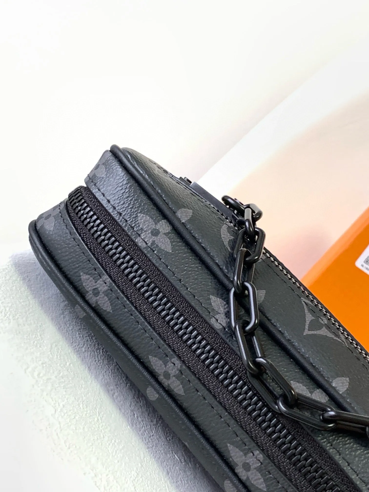 💰680 Top original single M68321 Black flower M55703 Embossed top original single The 2019 spring and summer show unveiled the Pochette Volga clutch designed by Virgil Abloh. Monogram Eclipse canvas is accentuated by a slender chain attached to the front zip pocket, with a detachable wrist strap that can be worn as a clutch or wallet. 23.0 x 11.5 x 4.0 cm (L x H x W) • Monogram Eclipse coated canvas • Textile lining • Cow leather trim • Metal hardware • Zip front pocket • Internal zip compartment • Handle: Single handle, removable